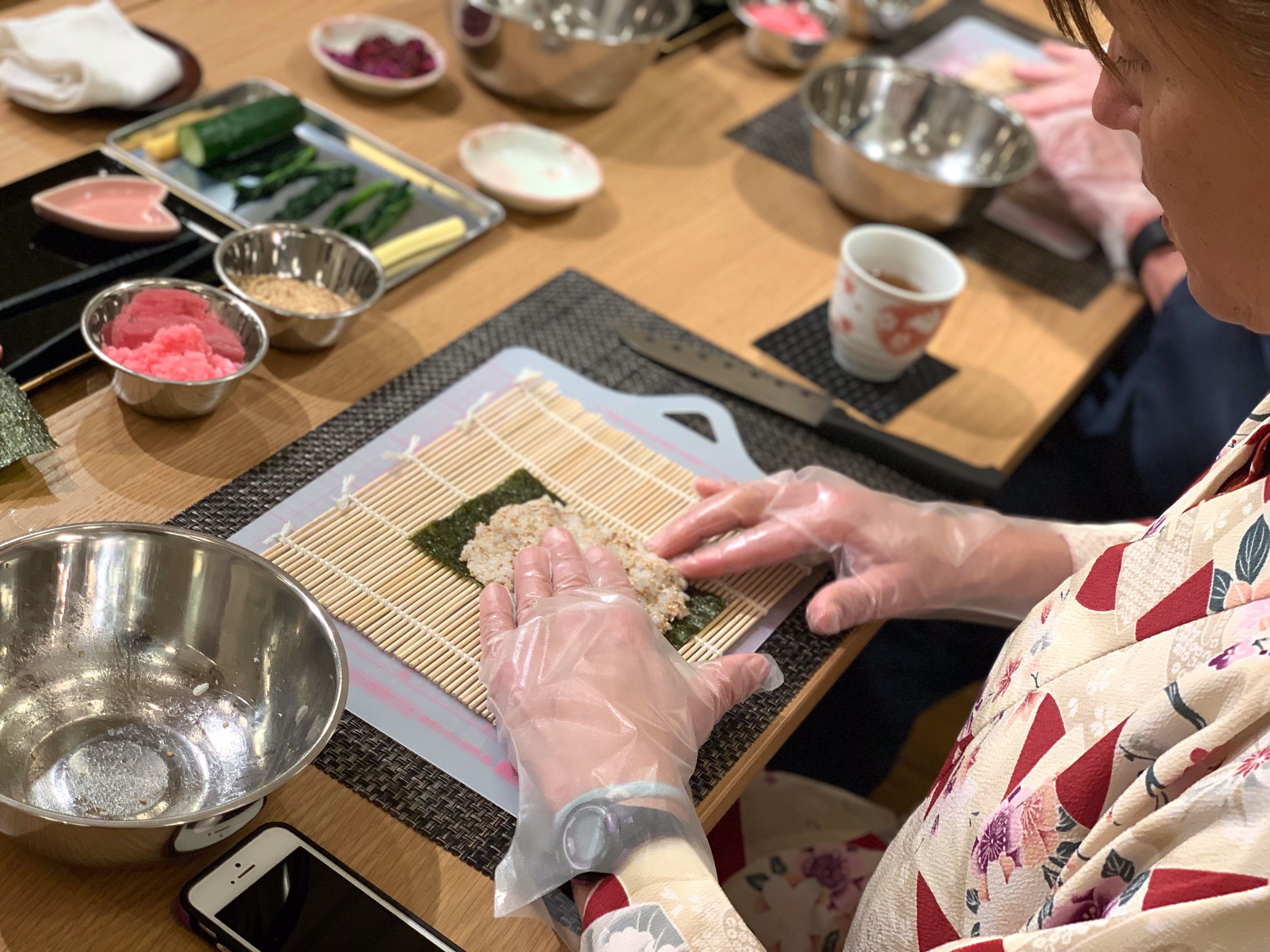 SAKURA Learn How to Make Decorative Sushi Rolls with 