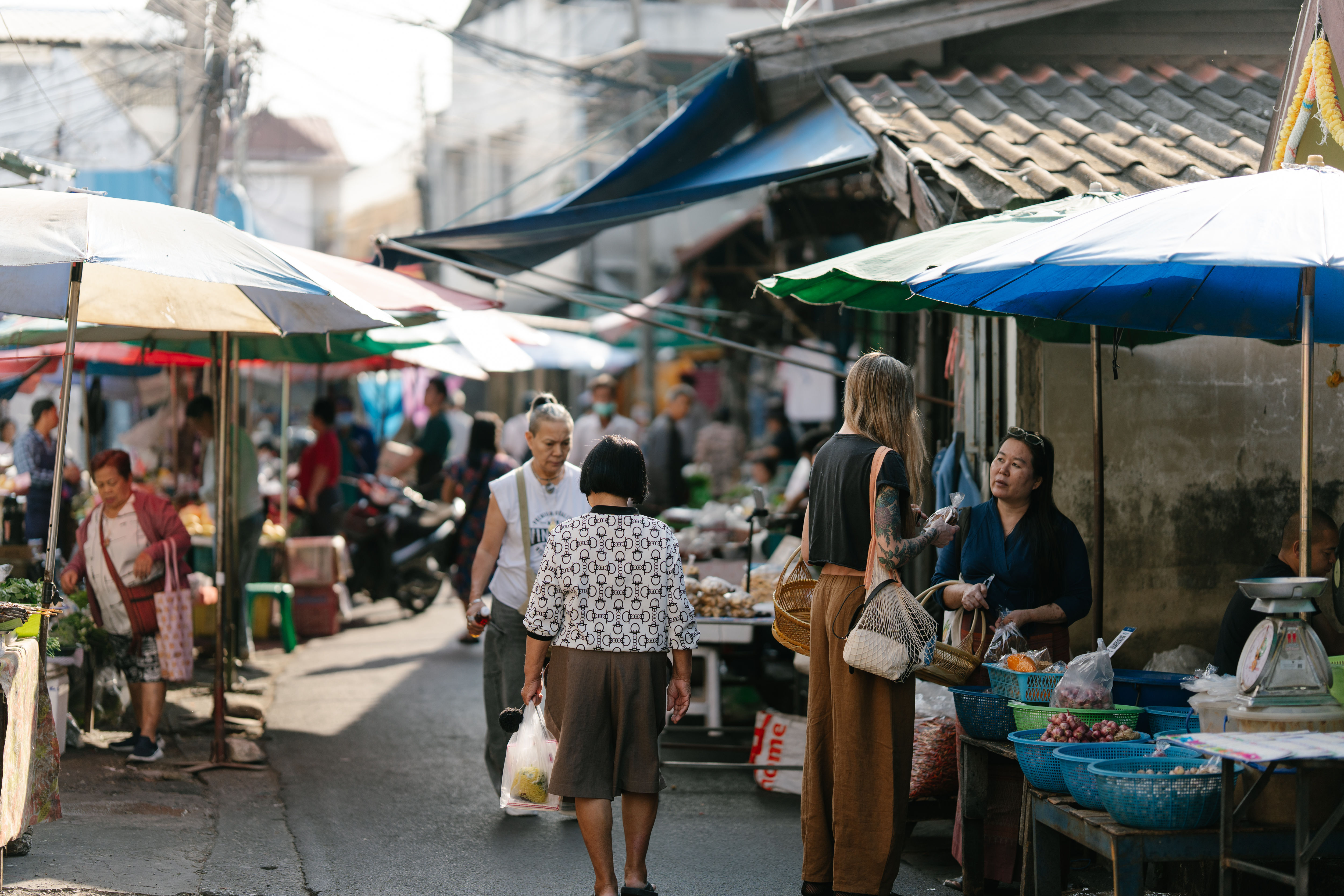 Découvrez les méthodes de cuisine traditionnelles Lanna grâce à une visite du marché et des histoires locales.