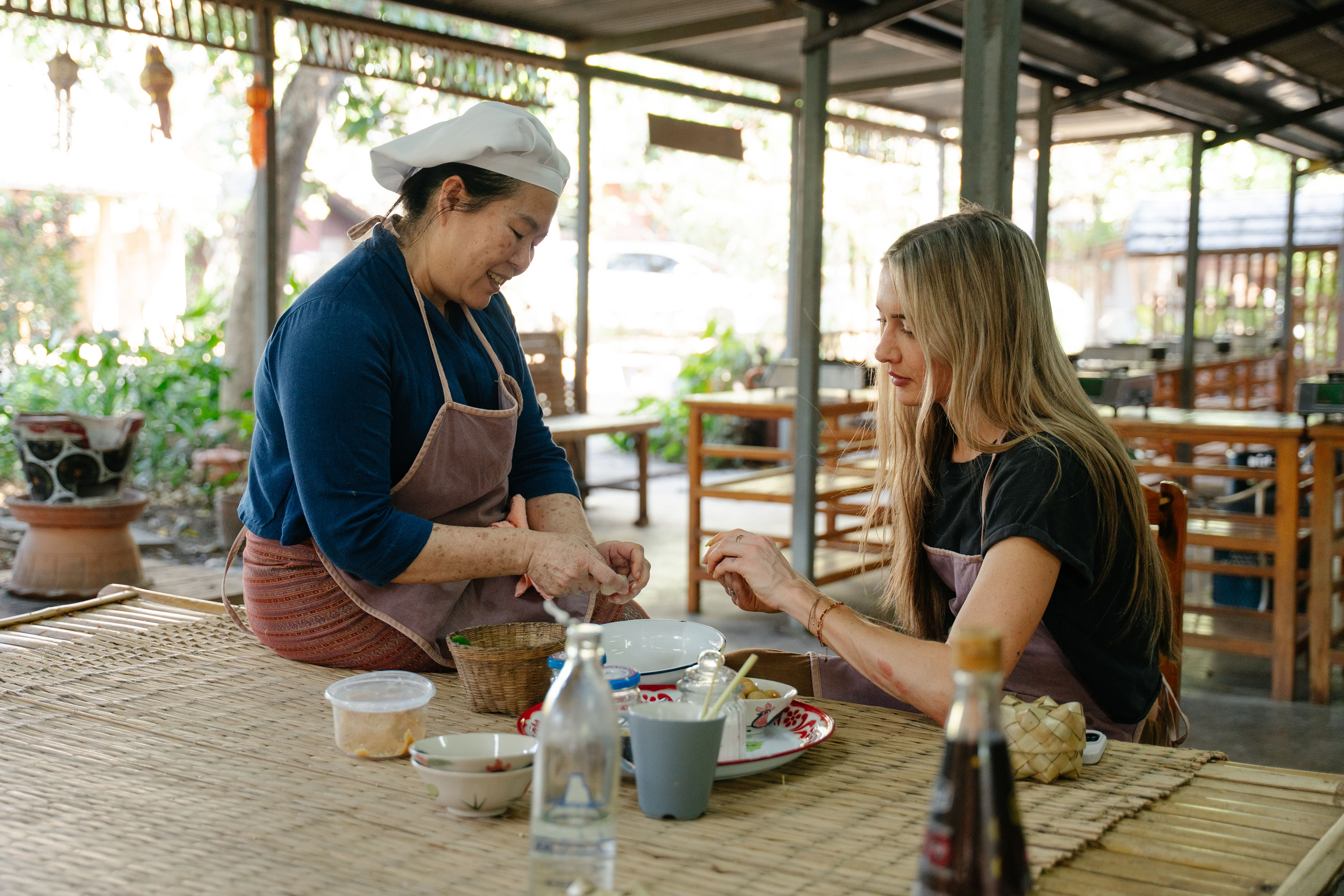 Découvrez les méthodes de cuisine traditionnelles Lanna grâce à une visite du marché et des histoires locales.