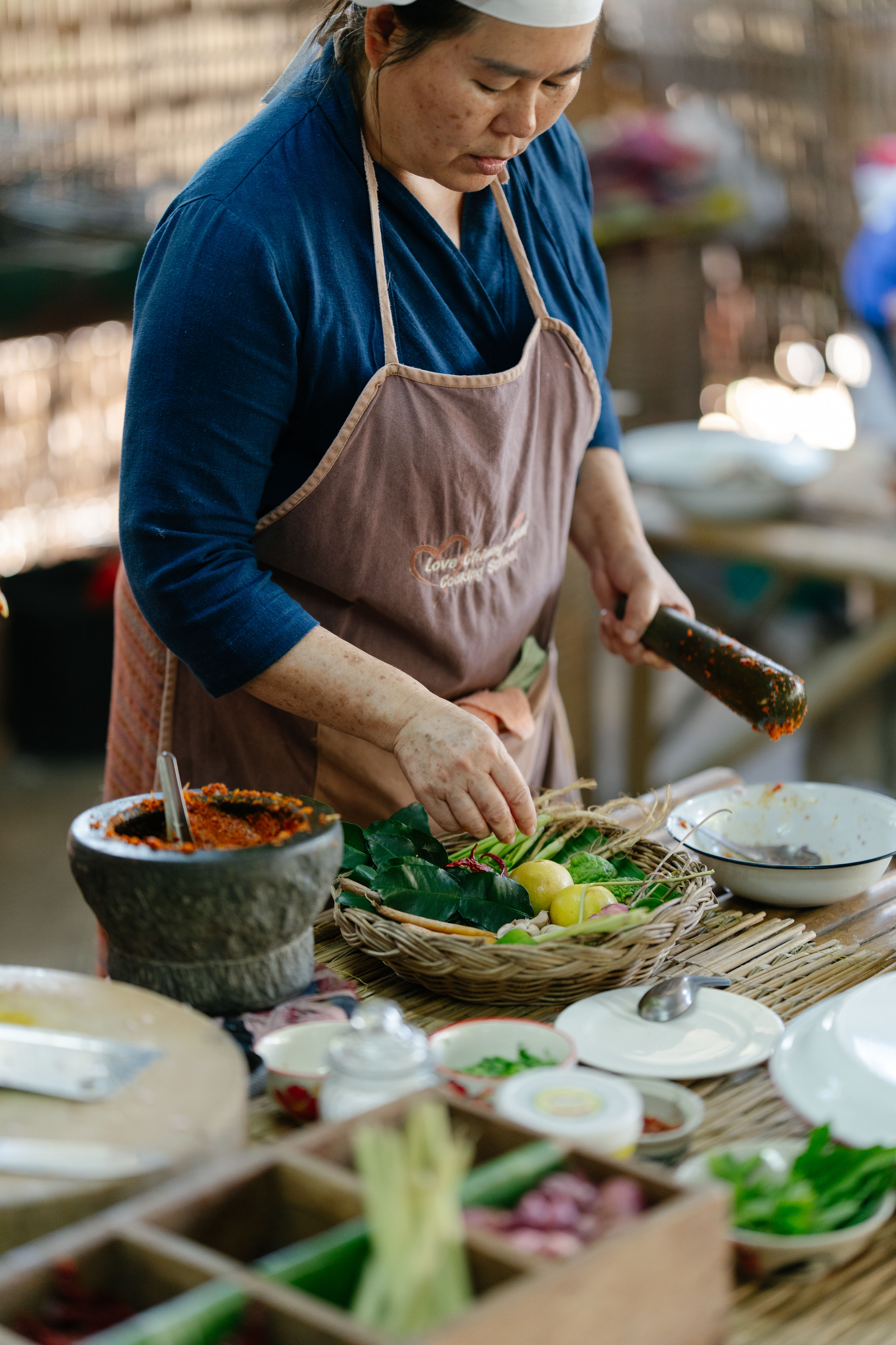 Découvrez les méthodes de cuisine traditionnelles Lanna grâce à une visite du marché et des histoires locales.