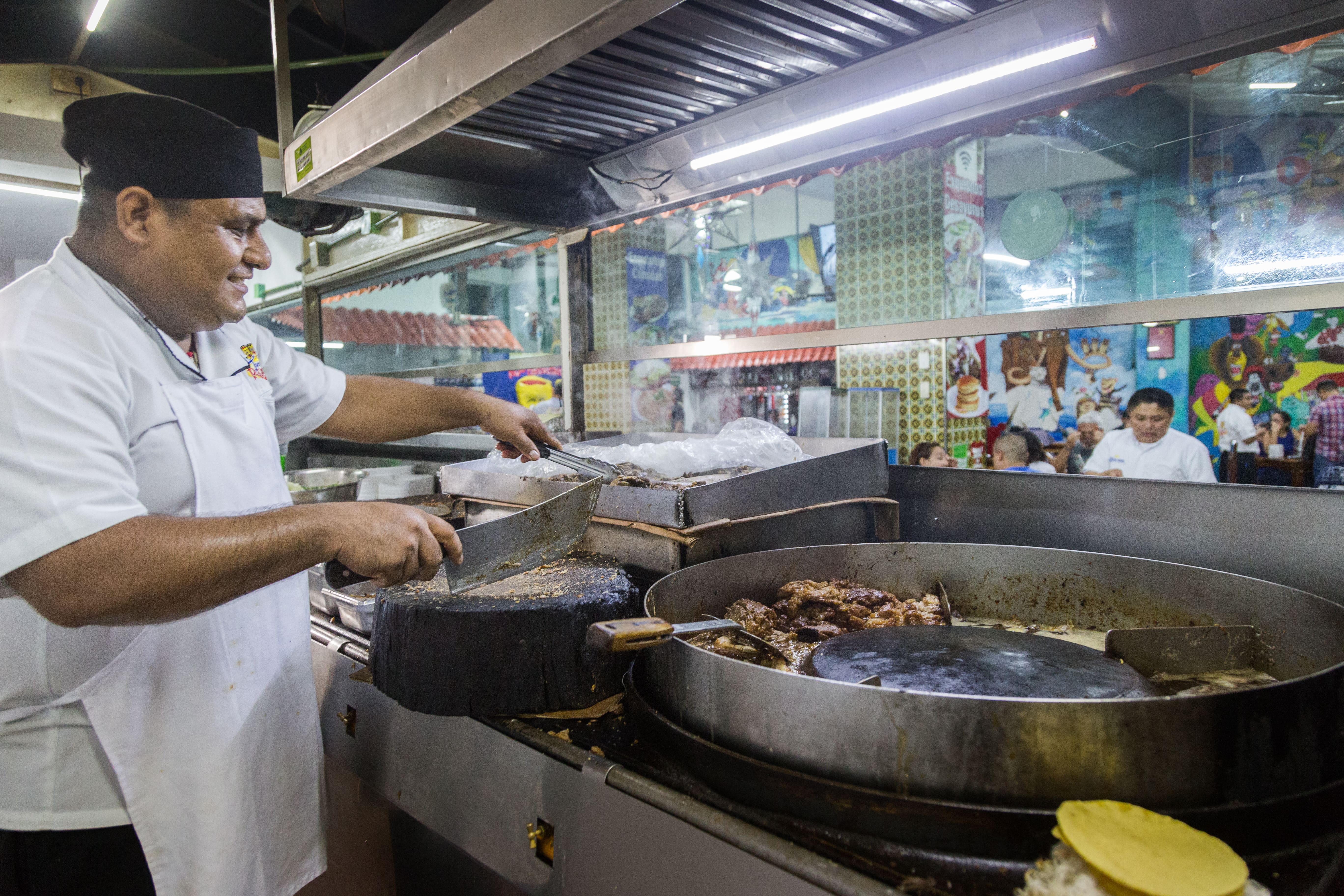 Tacos and Beer Tour in Cancun with Live Mariachi Show and Night Market Visit