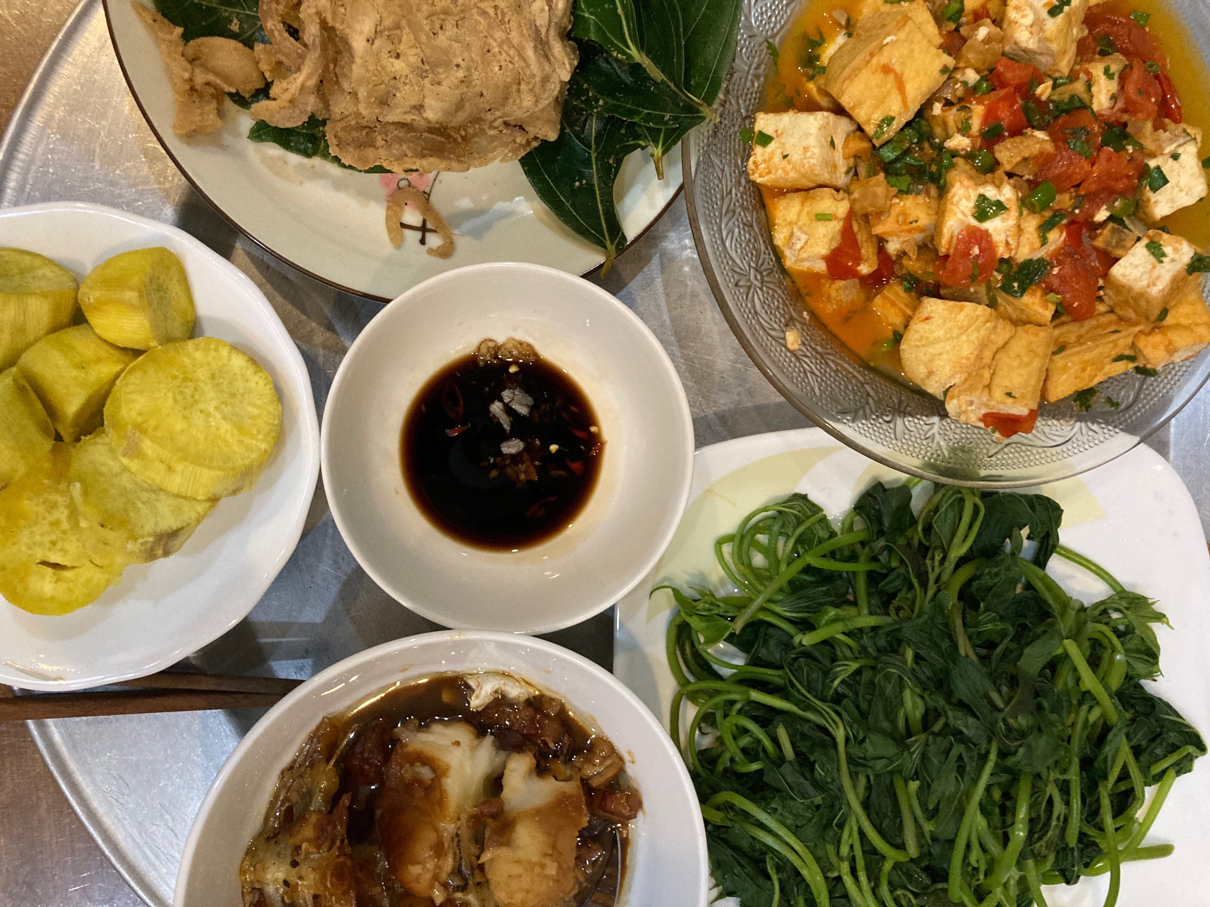 From Local Wet Market to Traditional Homestay Meal