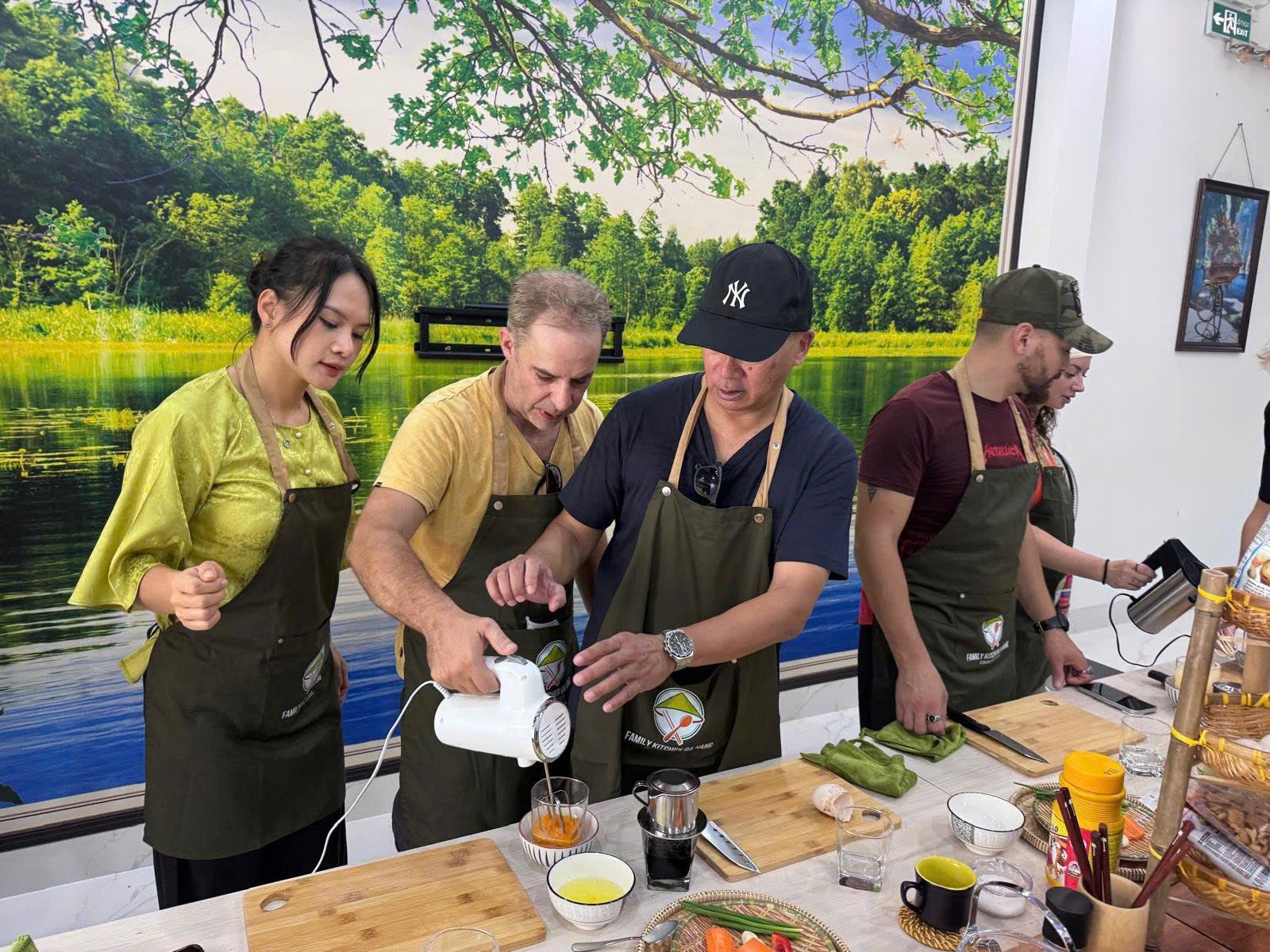 Da Nang Local's Home Cooking Class with Market Tour