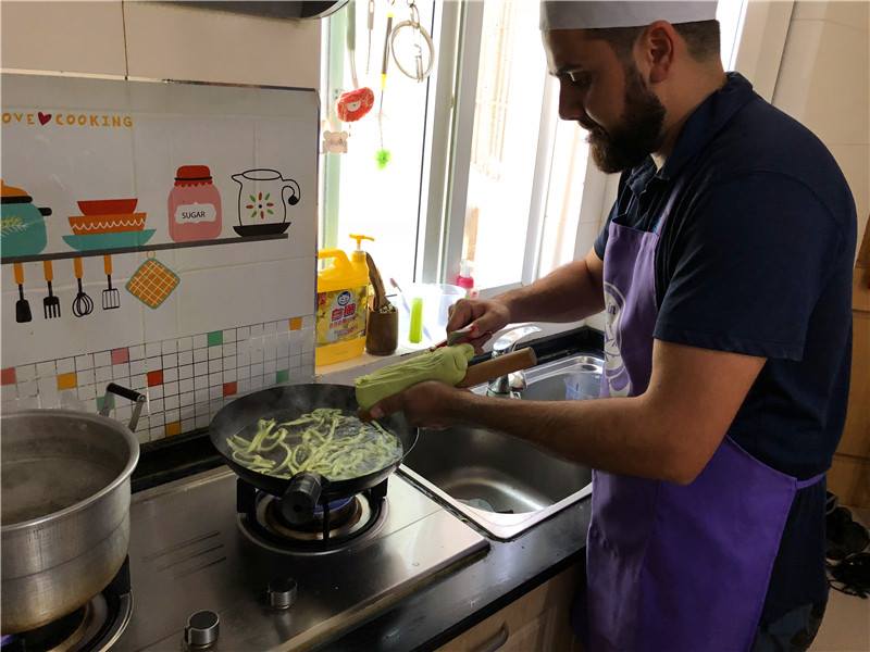Hand-Pulled Noodles or Three-Colored Soup Dumplings Class with Wet Market Tour