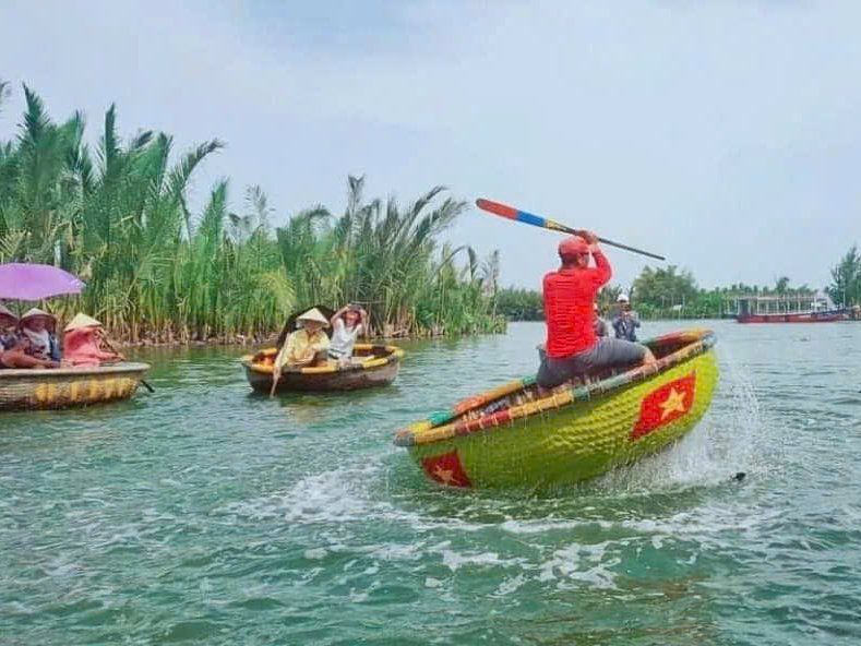 Market Exploration, Basket Boat Ride and Culinary Adventure in Cam Thanh Village