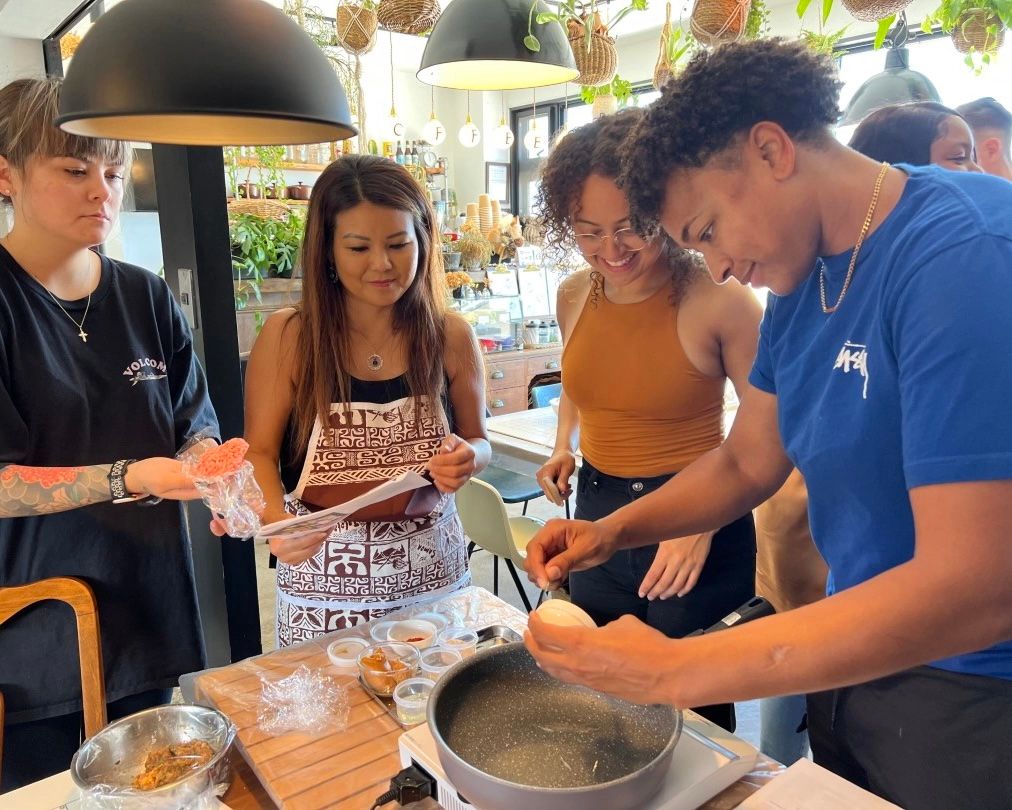 Koken met uitzicht op de oceaan in Okinawa: Ramen- en Gyoza-les