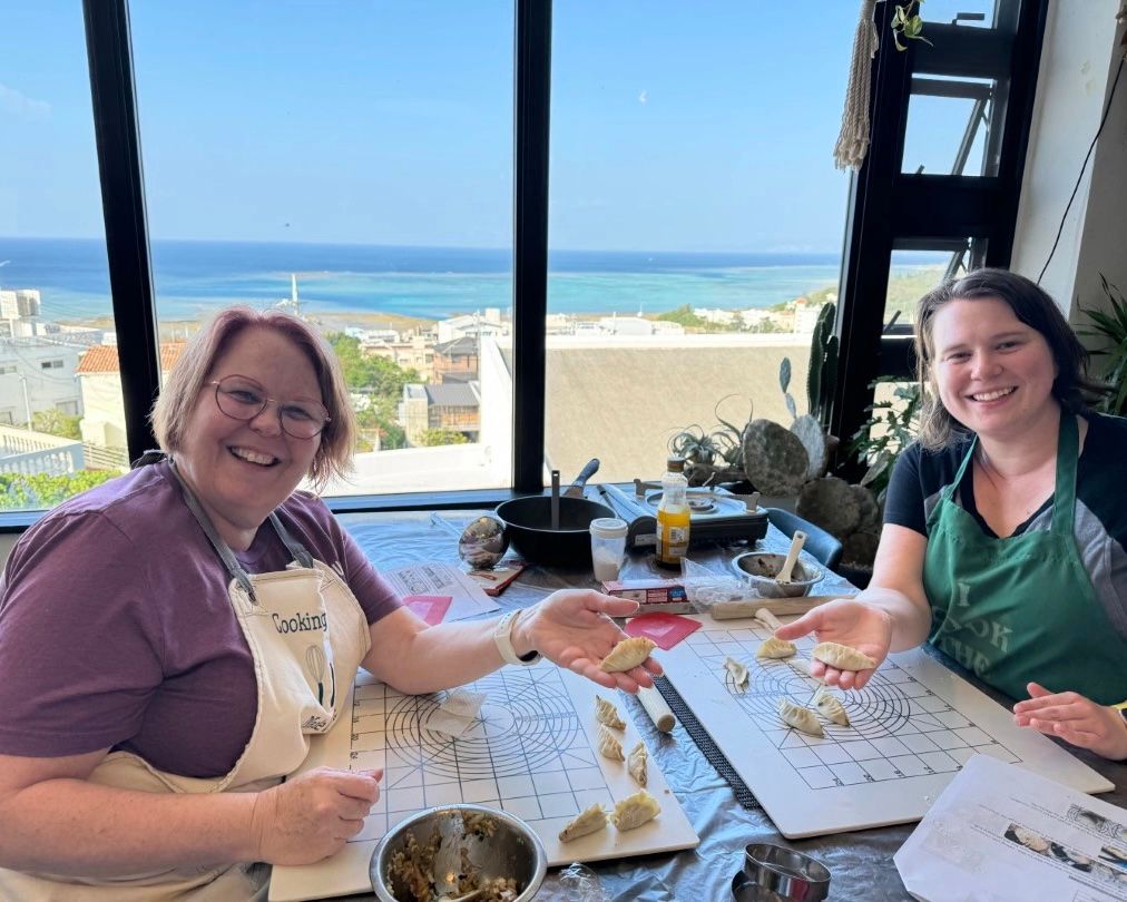 Koken met uitzicht op de oceaan in Okinawa: Ramen- en Gyoza-les