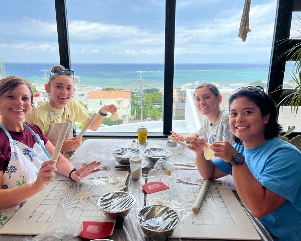 Koken met uitzicht op de oceaan in Okinawa: Ramen- en Gyoza-les