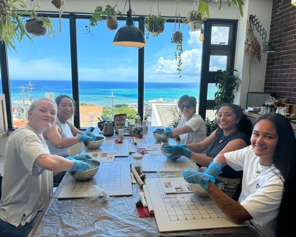 Koken met uitzicht op de oceaan in Okinawa: Ramen- en Gyoza-les