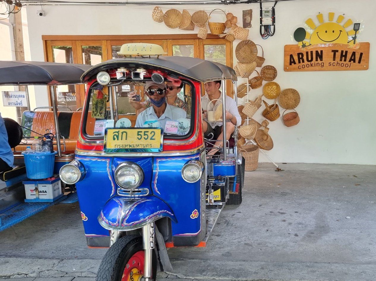 Goûtez à la Thaïlande : cours de cuisine en chinois, balade en tuk-tuk et visite du marché (offre d’ouverture)