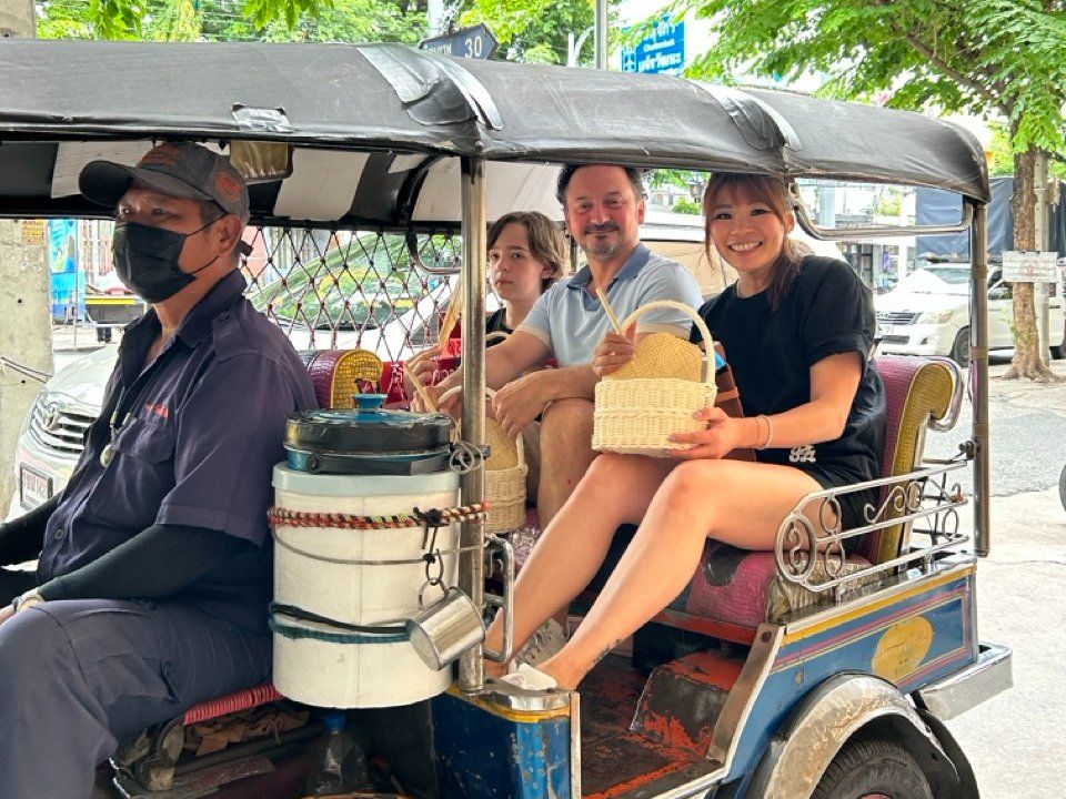 Goûtez à la Thaïlande : cours de cuisine en chinois, balade en tuk-tuk et visite du marché (offre d’ouverture)
