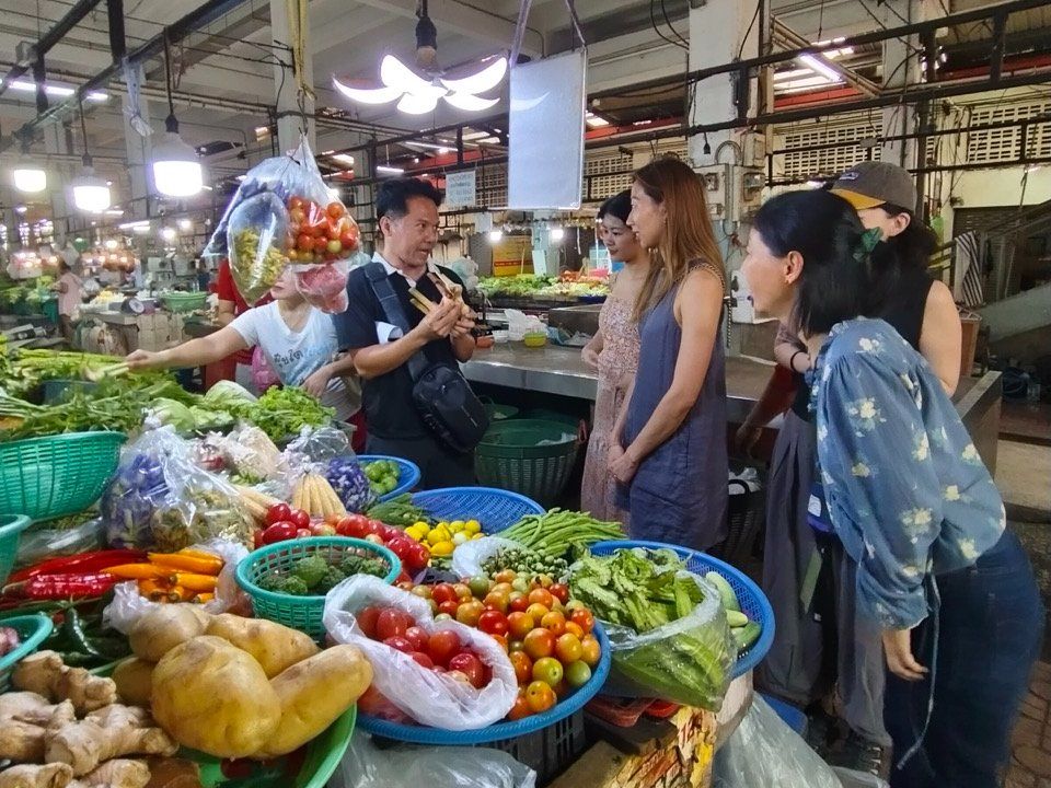 Goûtez à la Thaïlande : cours de cuisine en chinois, balade en tuk-tuk et visite du marché (offre d’ouverture)