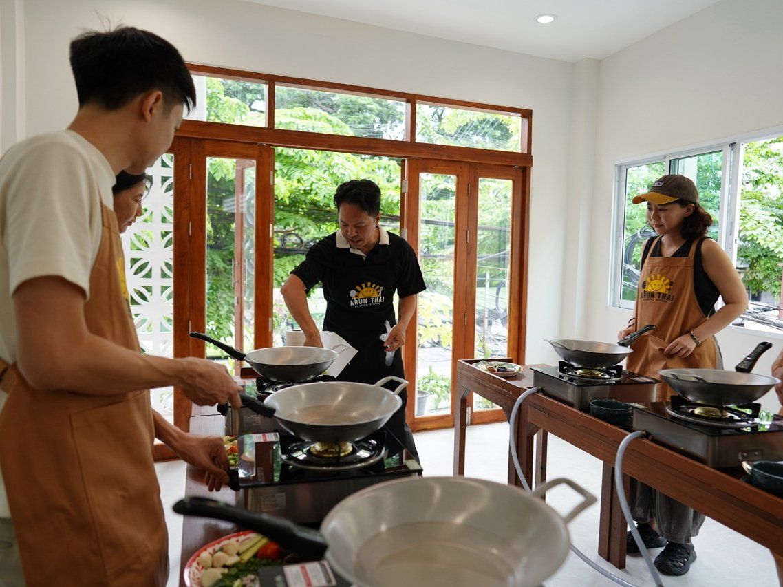 Goûtez à la Thaïlande : cours de cuisine en chinois, balade en tuk-tuk et visite du marché (offre d’ouverture)