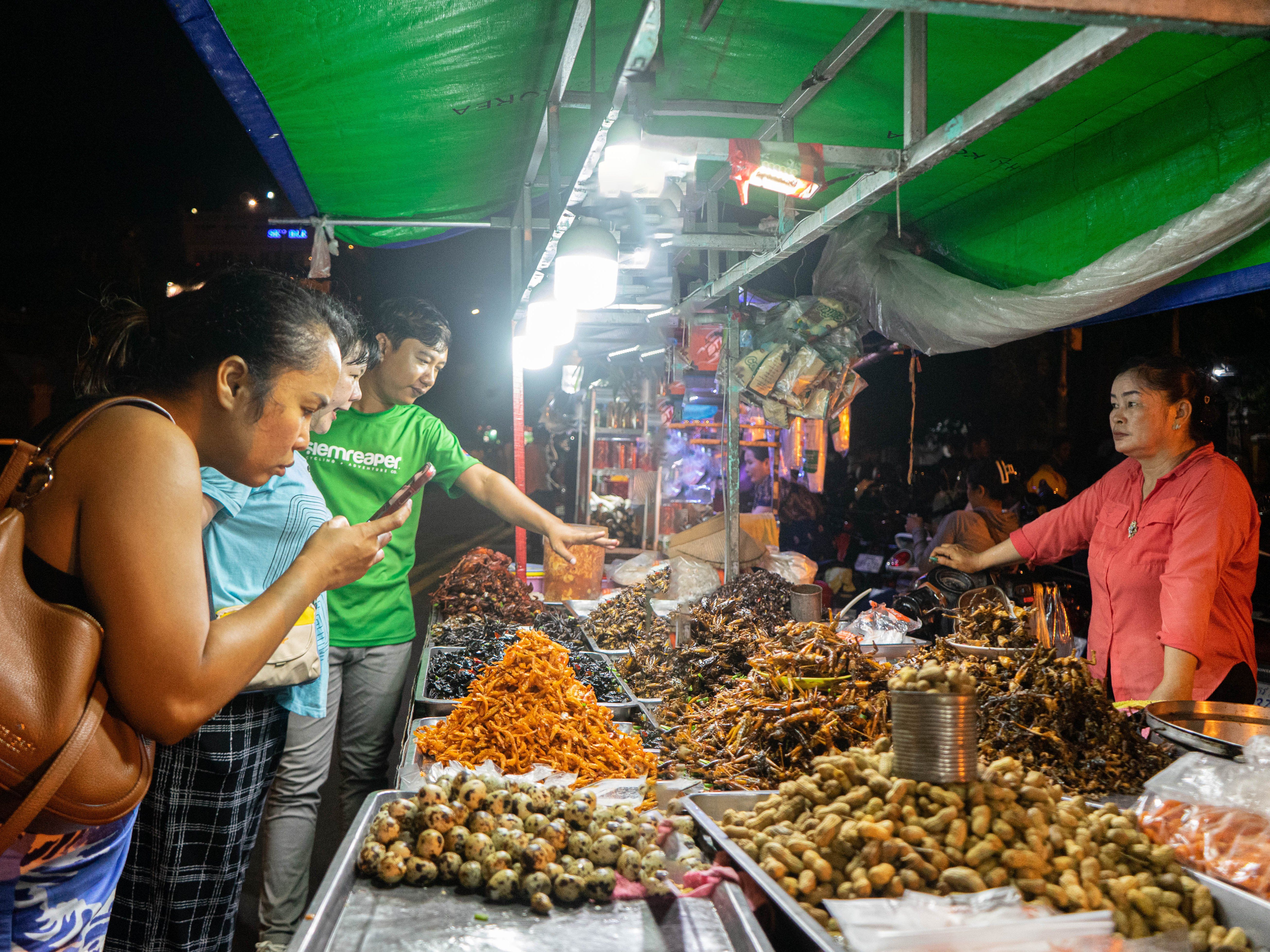 Experience an Evening Culinary Adventure in Phnom Penh with a Tuk Tuk Journey