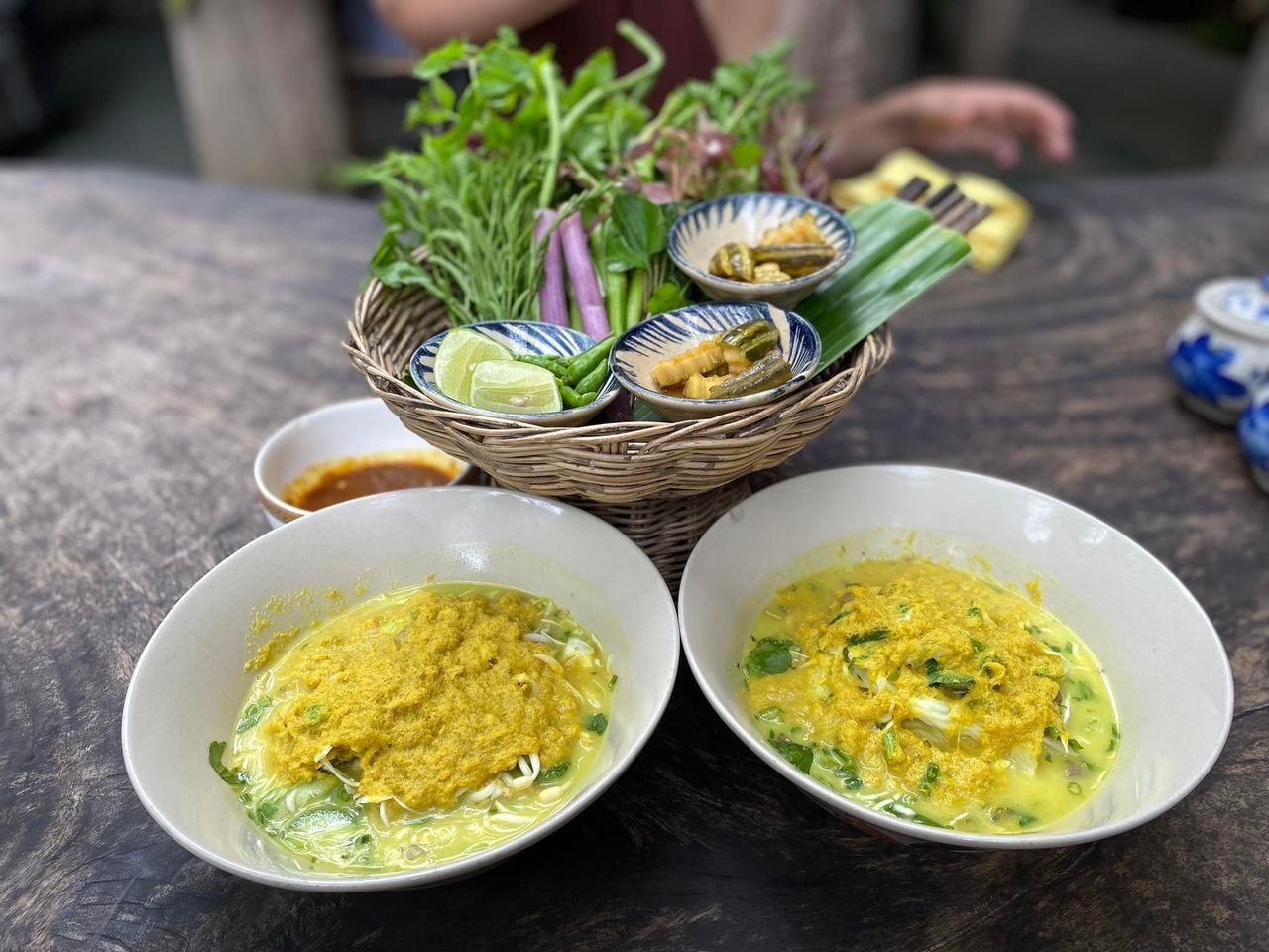 Experience an Evening Culinary Adventure in Phnom Penh with a Tuk Tuk Journey
