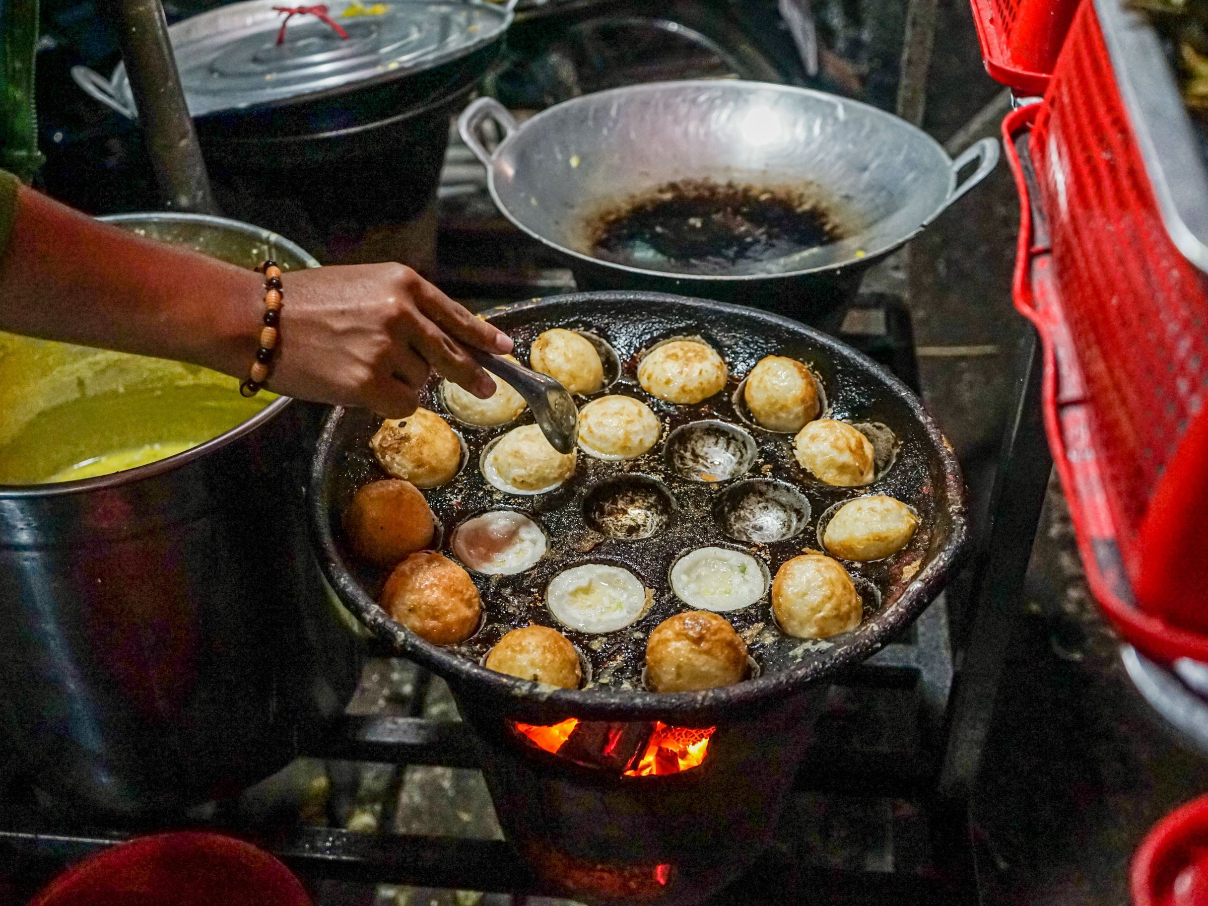 Experience an Evening Culinary Adventure in Phnom Penh with a Tuk Tuk Journey
