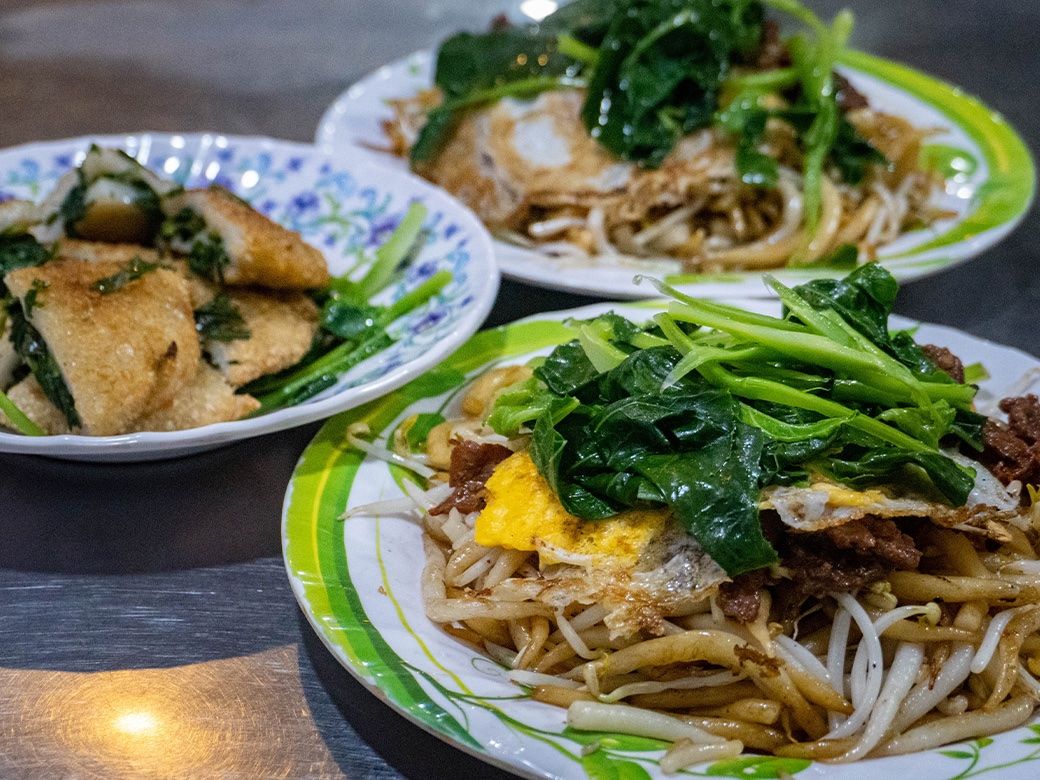 Evening Vespa Street Food Adventure in Phnom Penh