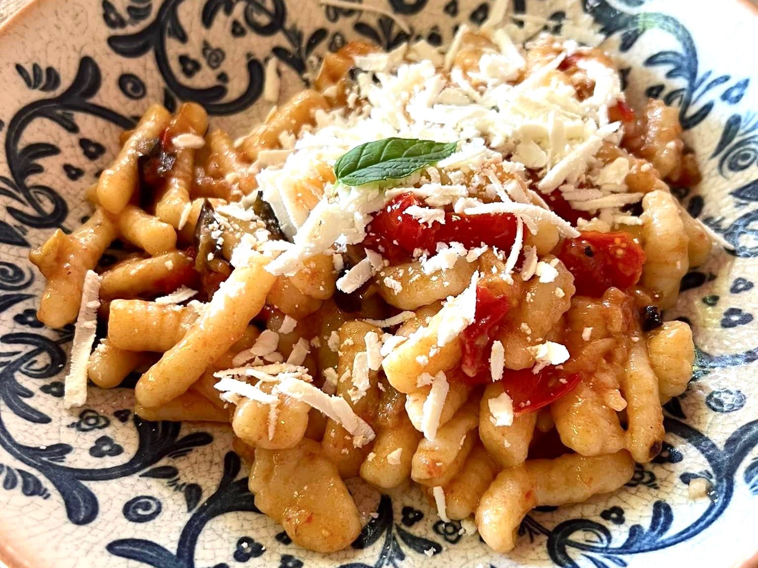 Experience Harvesting Vegetables and Pasta Culinary Class at a Tuscan Villa