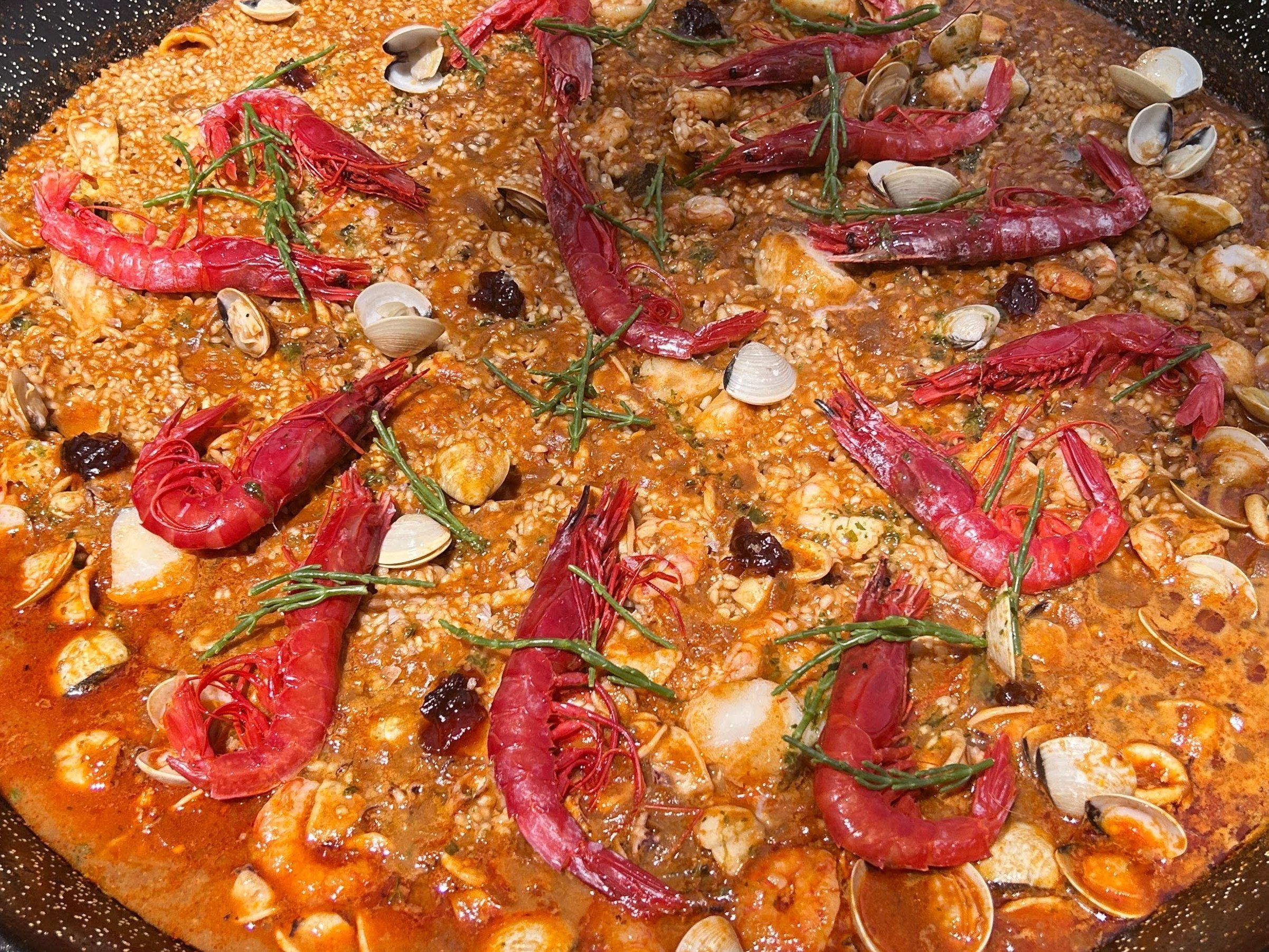 Corso di cucina spagnola di alta qualità in un loft di design: paella e tapas