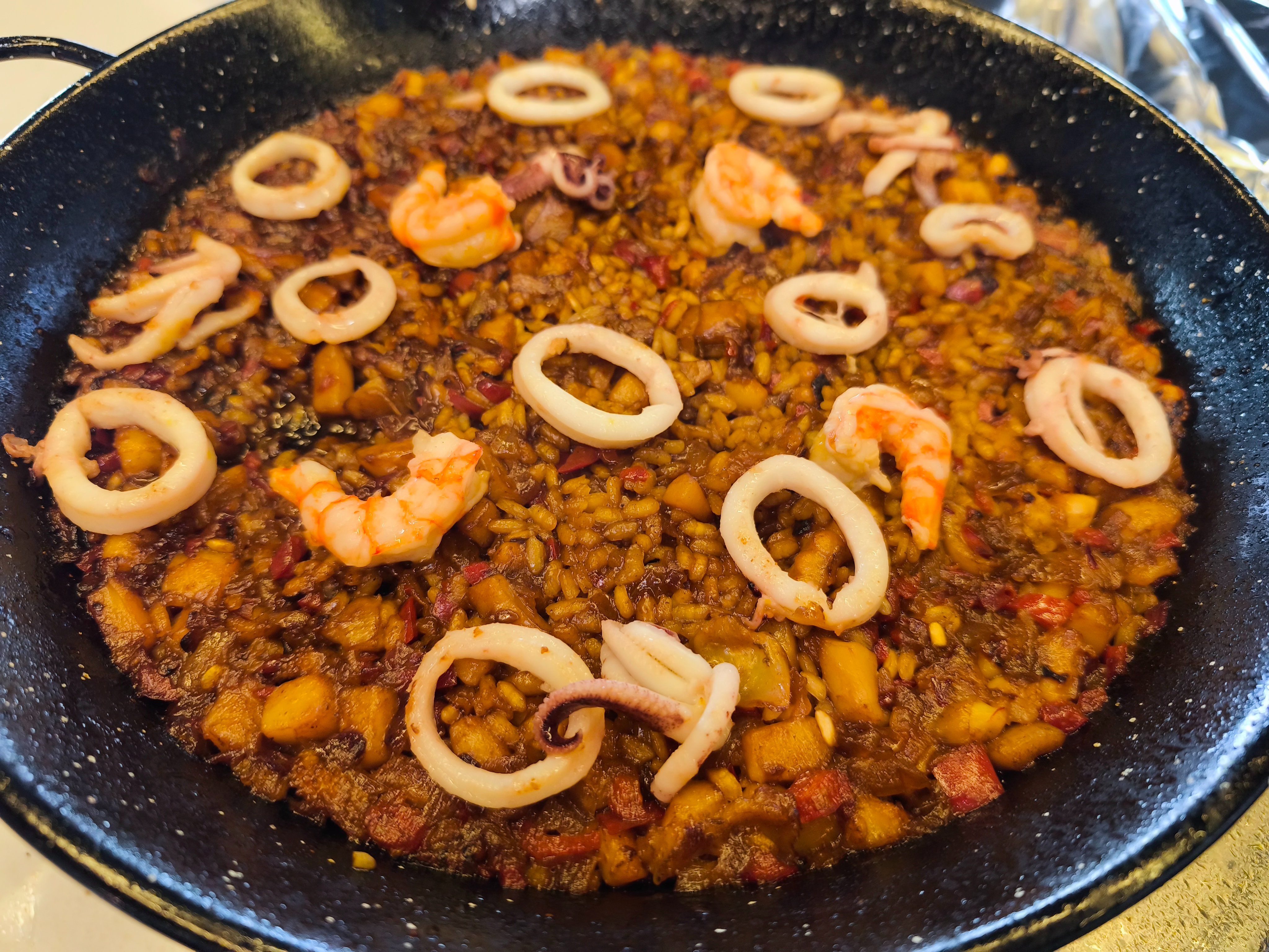 Corso di cucina spagnola di alta qualità in un loft di design: paella e tapas
