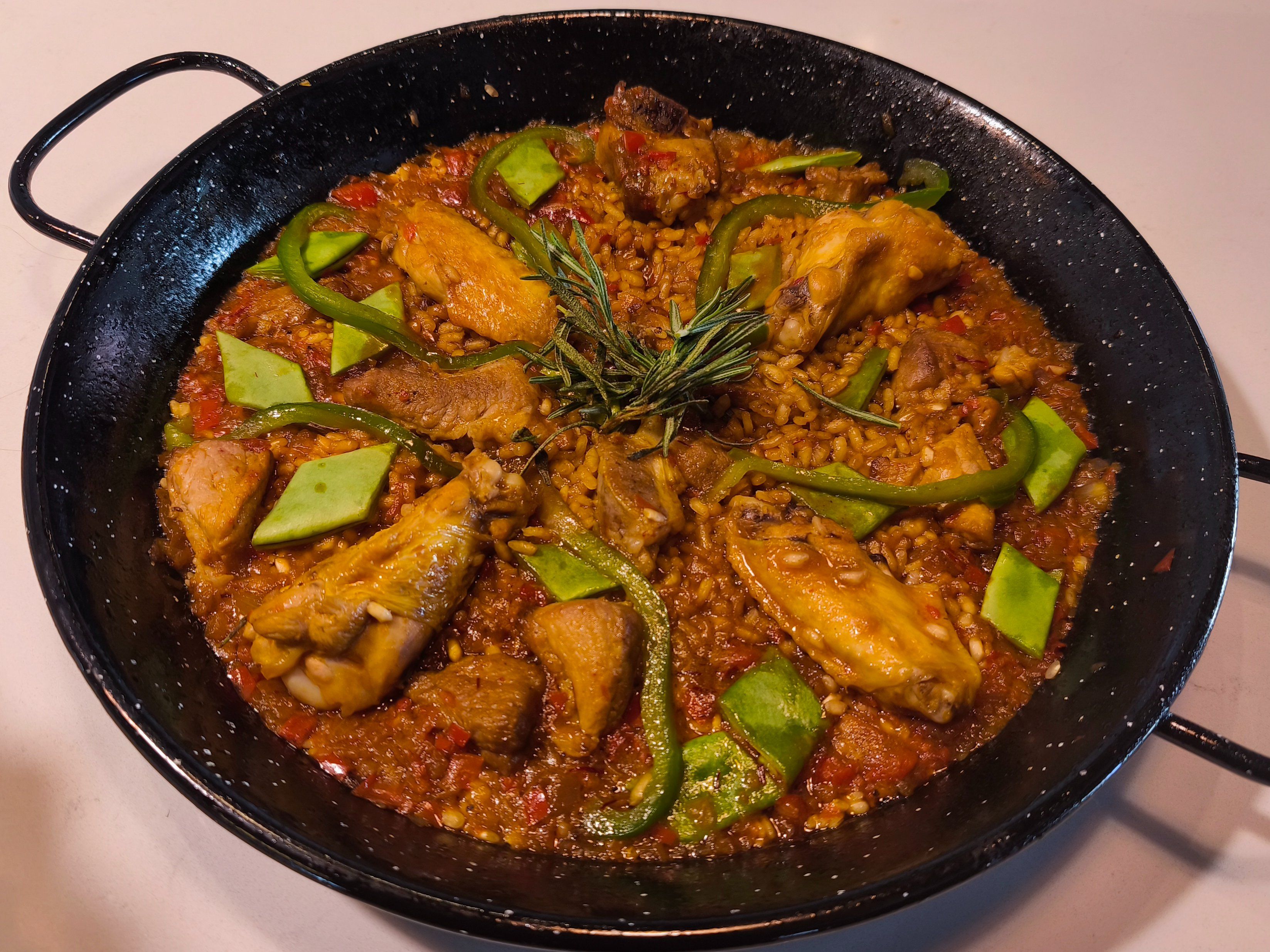 Corso di cucina spagnola di alta qualità in un loft di design: paella e tapas