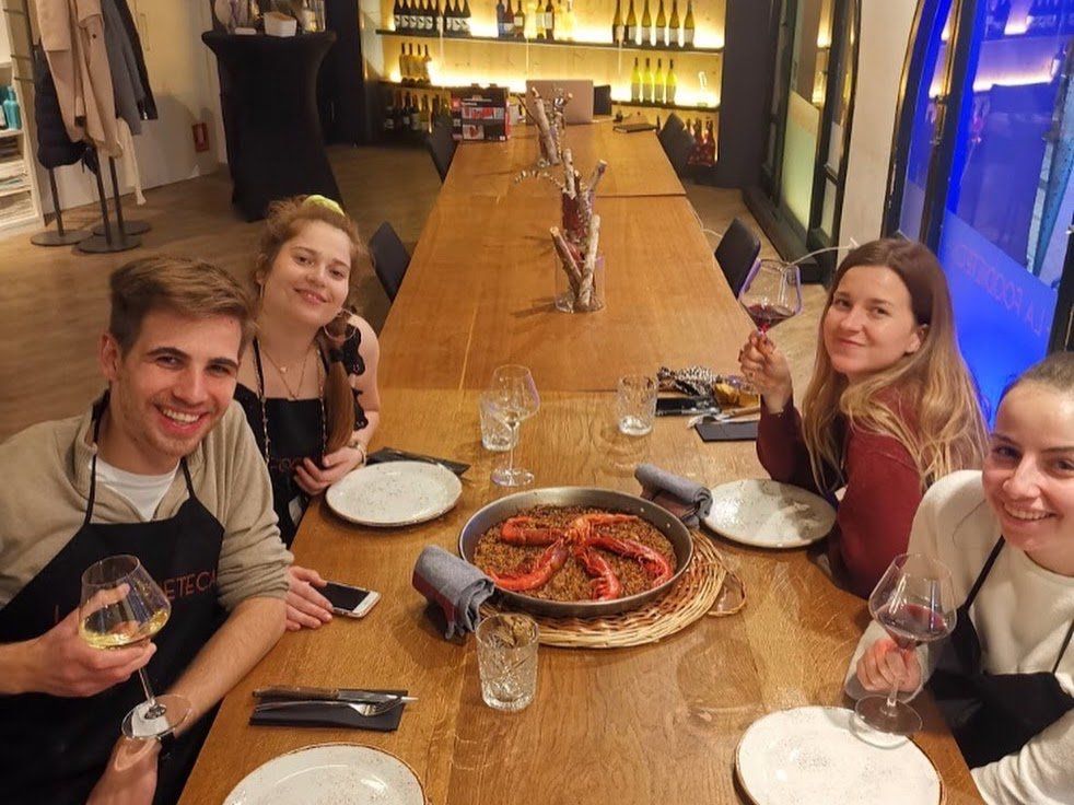 Corso di cucina spagnola di alta qualità in un loft di design: paella e tapas