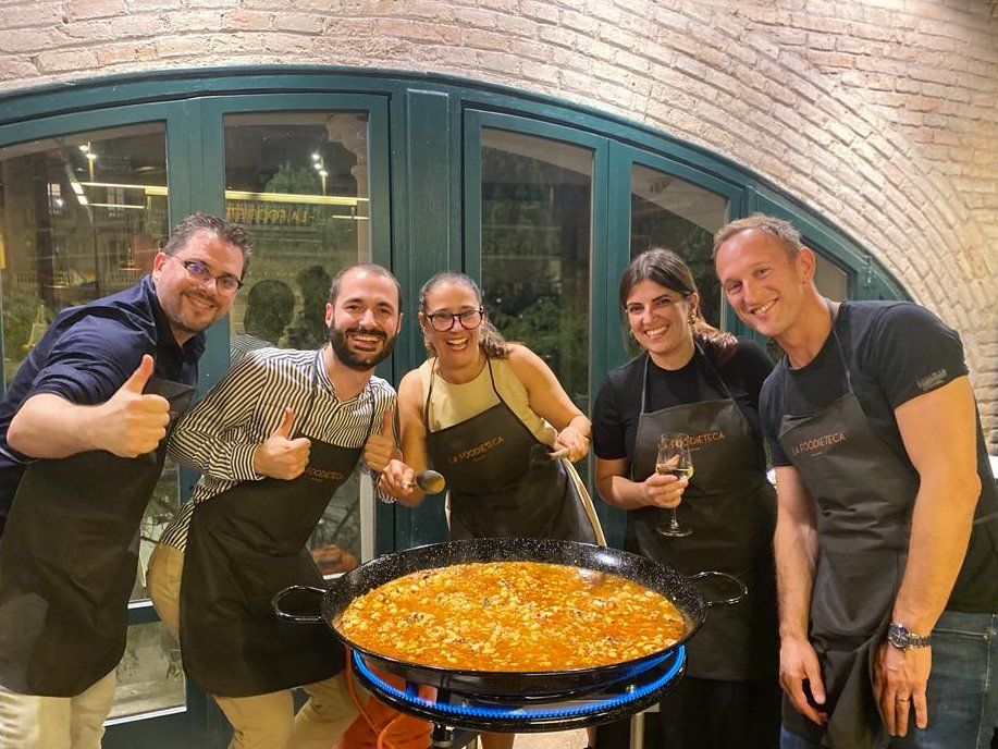 Corso di cucina spagnola di alta qualità in un loft di design: paella e tapas
