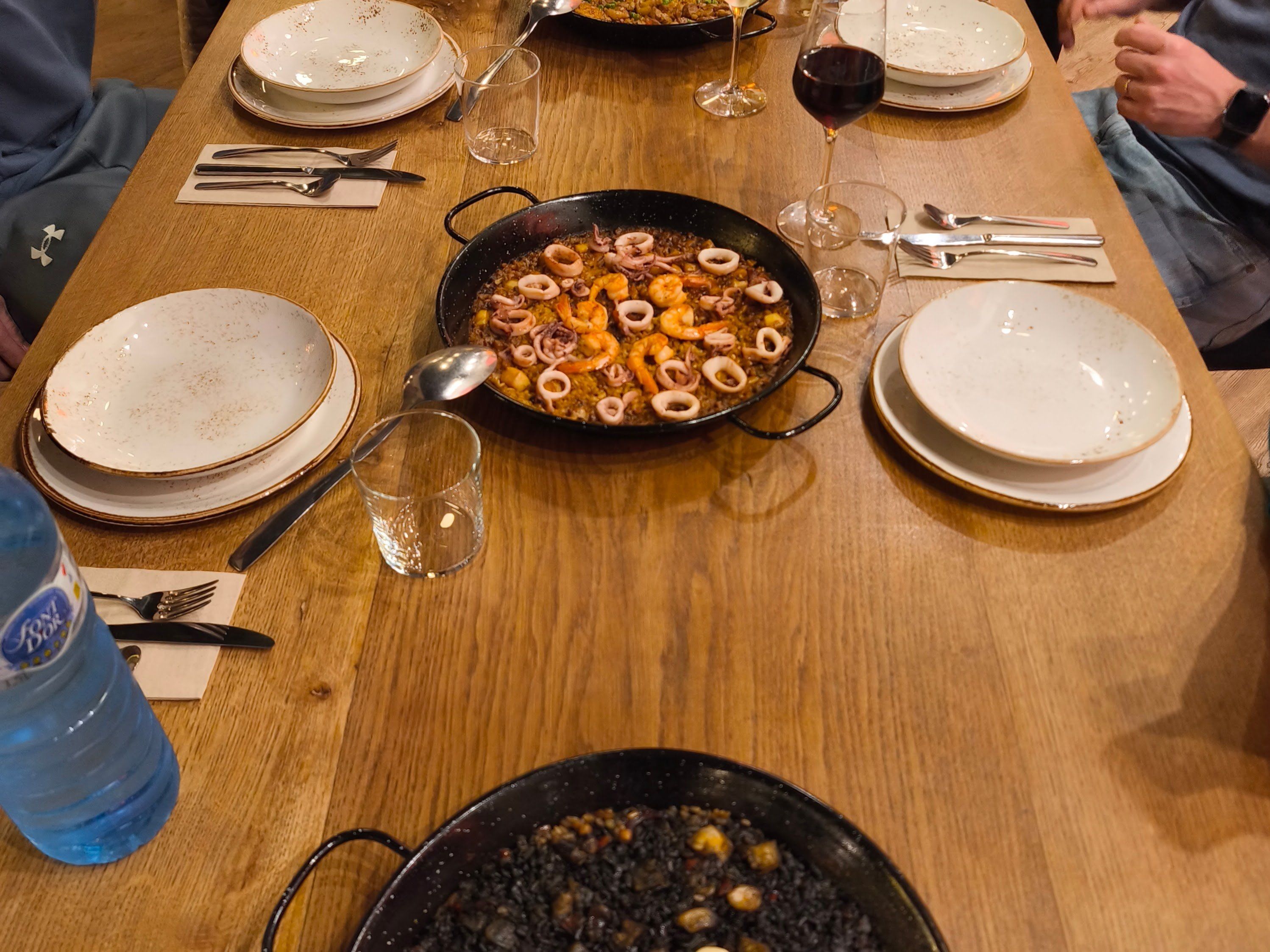 Corso di cucina spagnola di alta qualità in un loft di design: paella e tapas