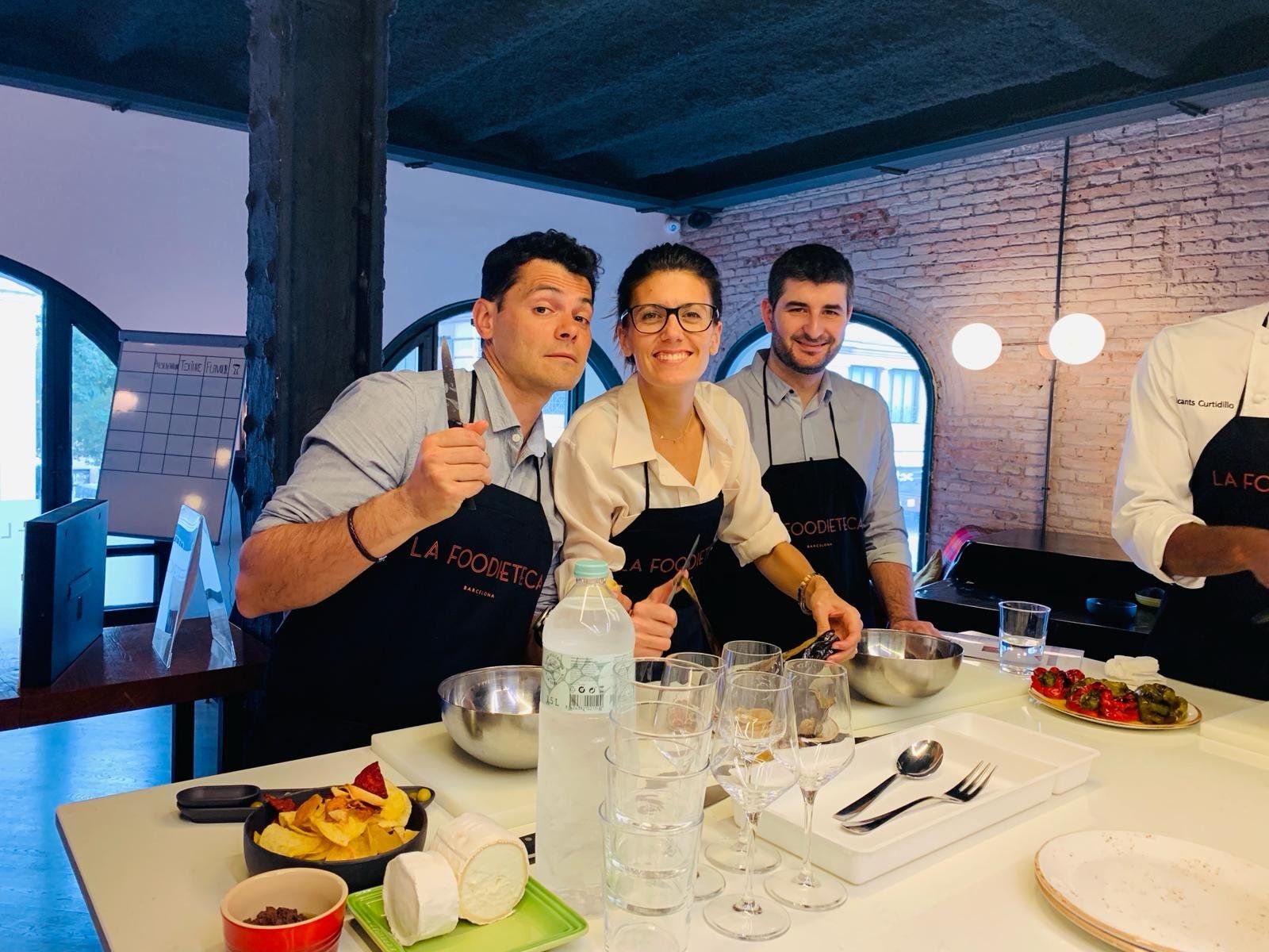 Corso di cucina spagnola di alta qualità in un loft di design: paella e tapas