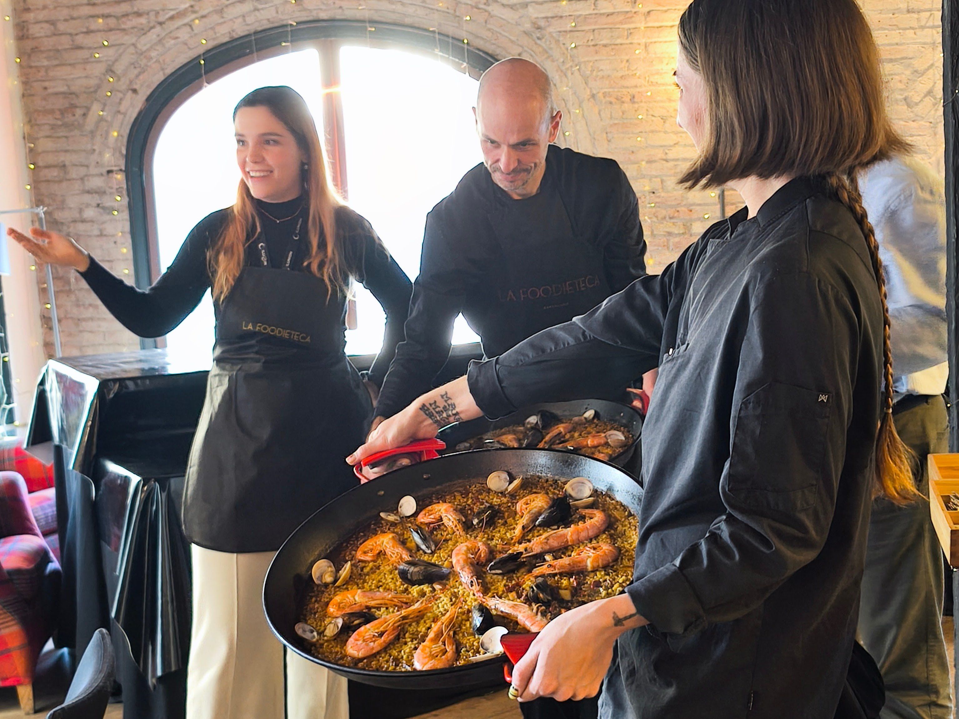 Corso di cucina spagnola di alta qualità in un loft di design: paella e tapas