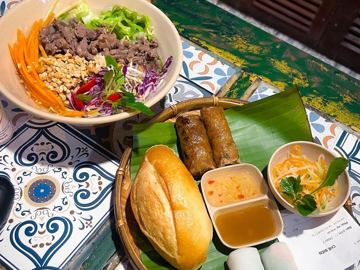 Hanoi Street Food Walking Tour Through Hidden Alleys and Local Life