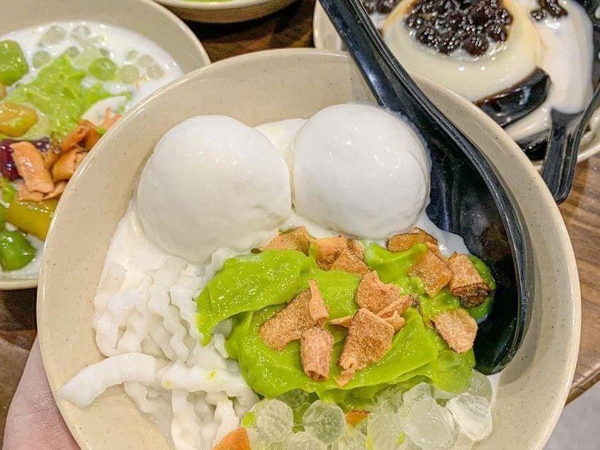 Hanoi Street Food Walking Tour Through Hidden Alleys and Local Life