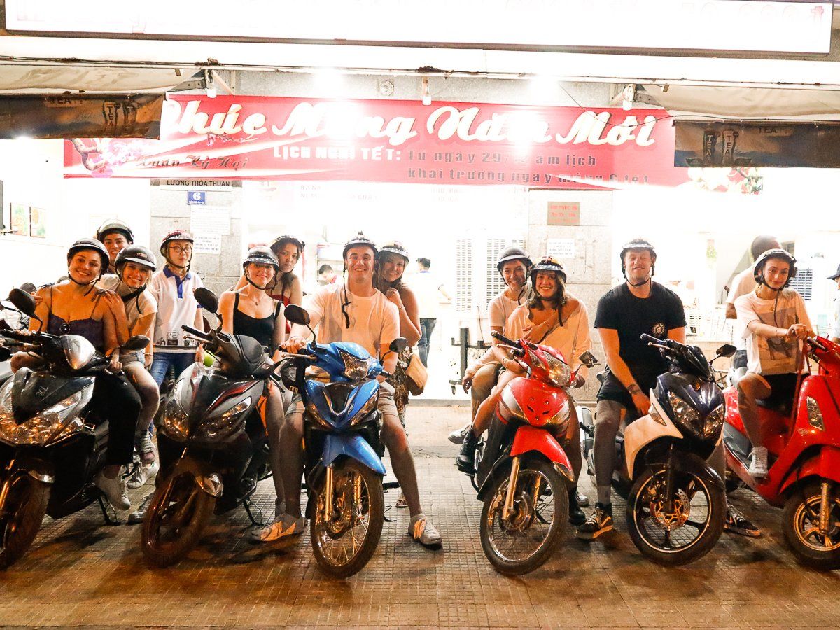 Visite gastronomique privée en moto de nuit