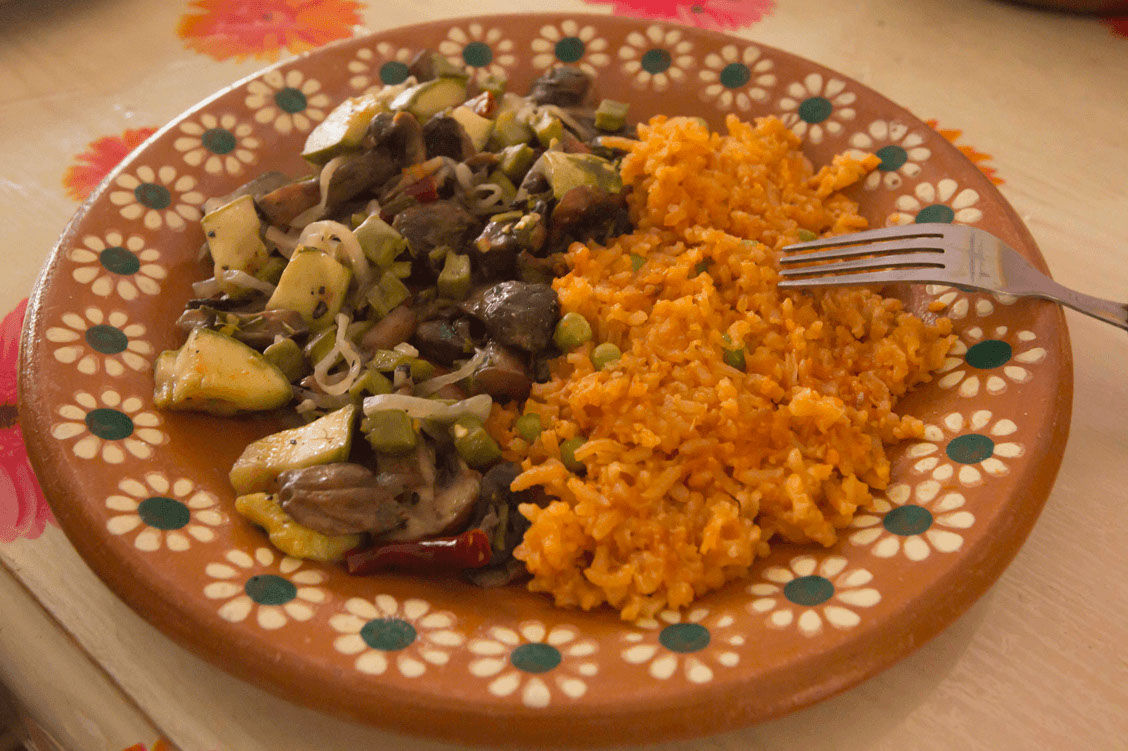 Cuisine mexicaine traditionnelle avec des ingrédients de saison dans la jungle de Tulum