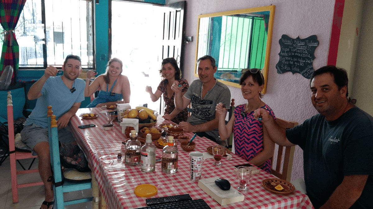 Cuisine mexicaine traditionnelle avec des ingrédients de saison dans la jungle de Tulum
