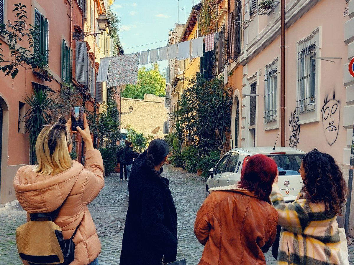 Rome: The Authentic Maritozzi Breakfast Tour in Trastevere