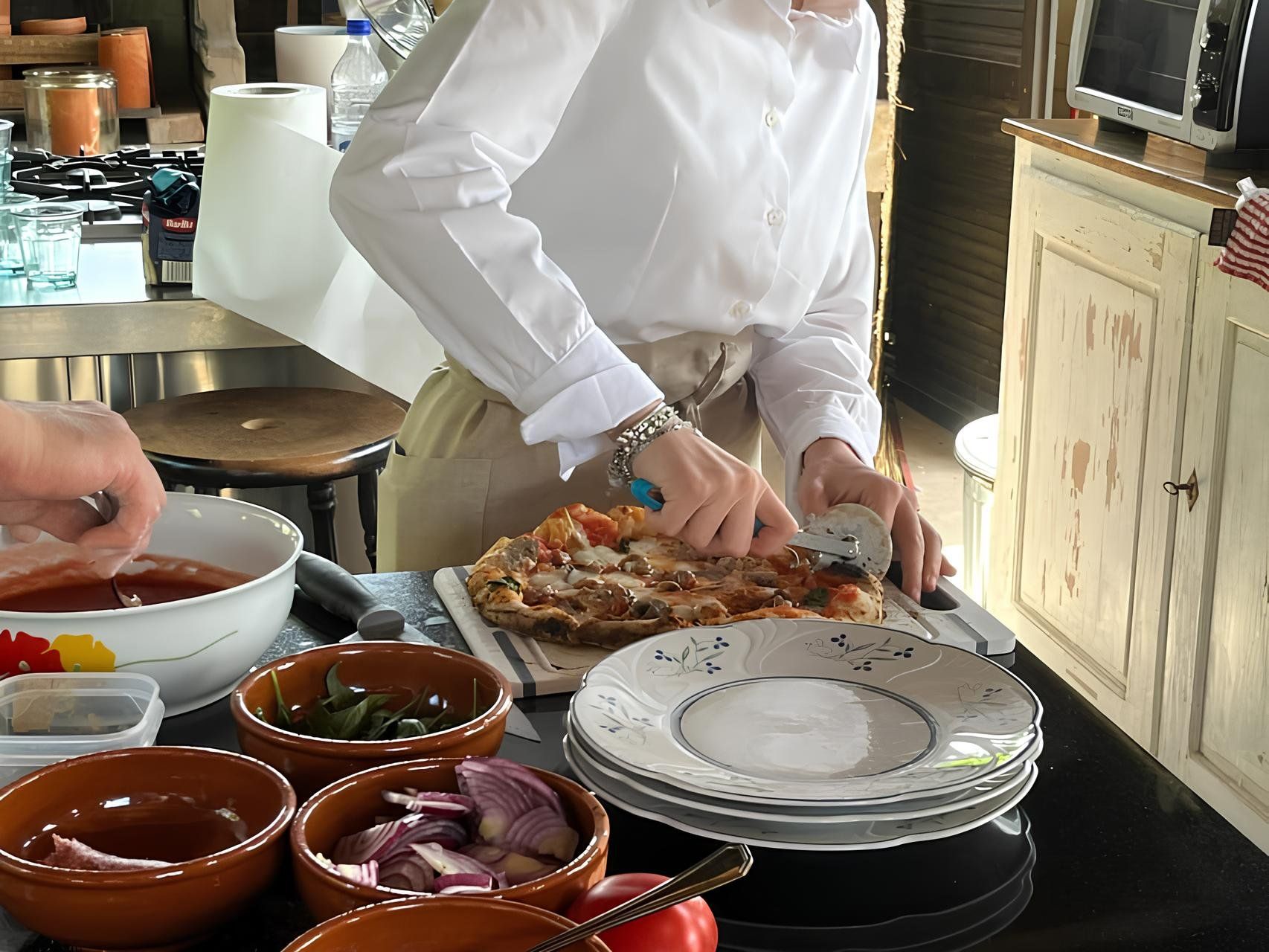 San Gimignano: Pizza Culinary Class with Lunch & Wine Experience
