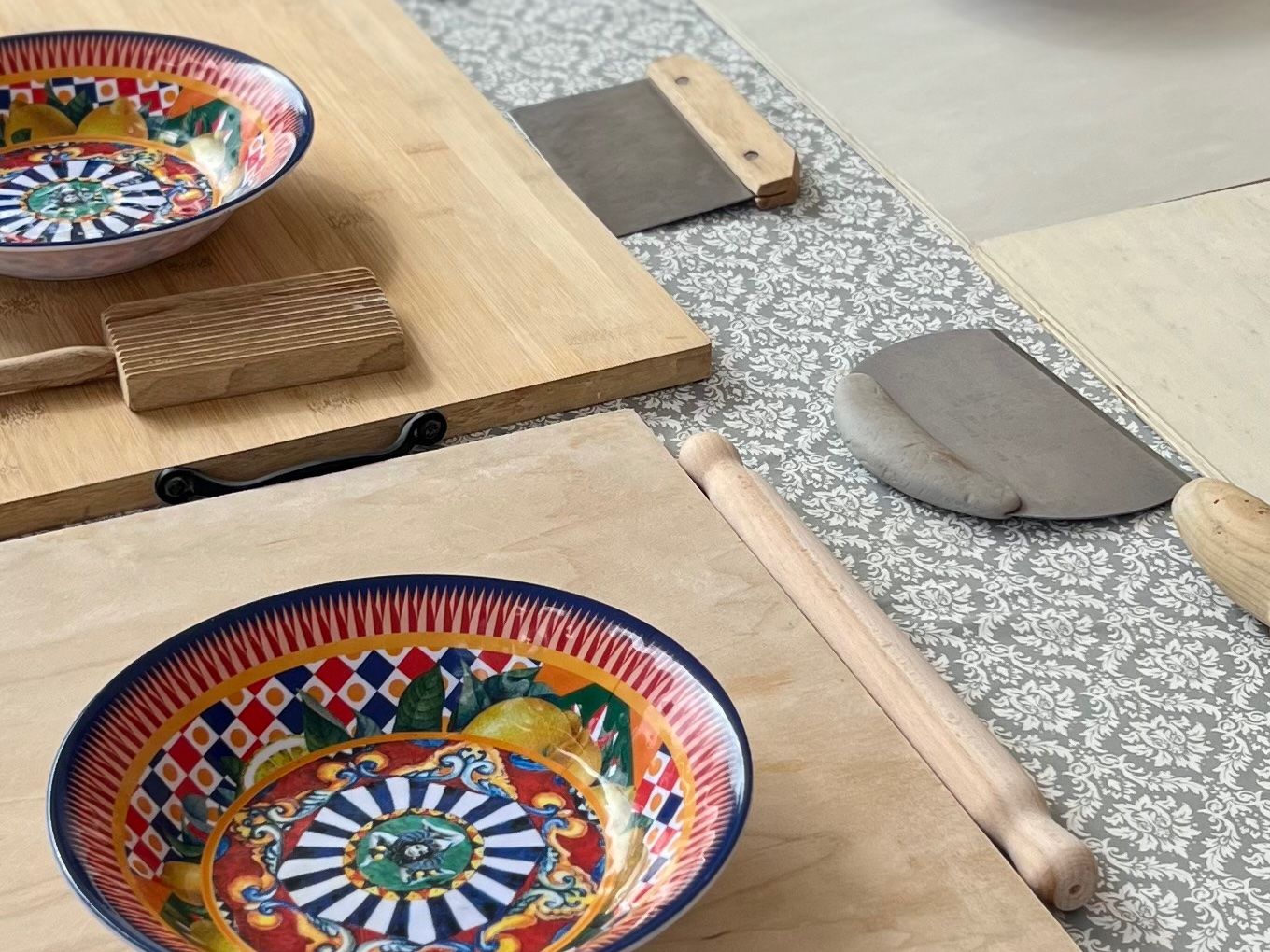 Clase de cocina siciliana en el jardín.
