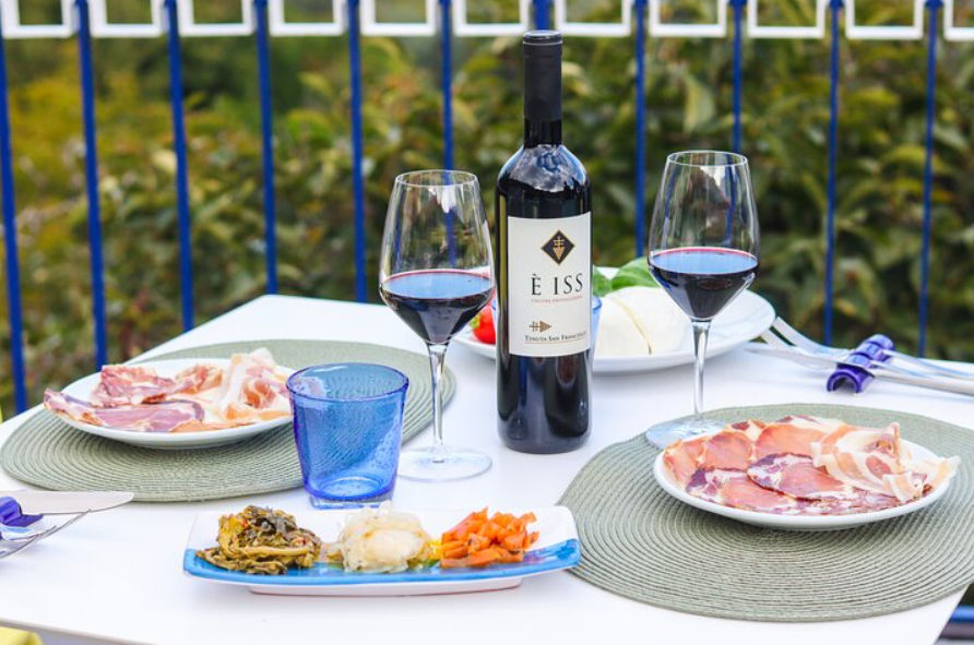 Sorrento Coast Wine Tasting with Five Wines & Local Delicacies