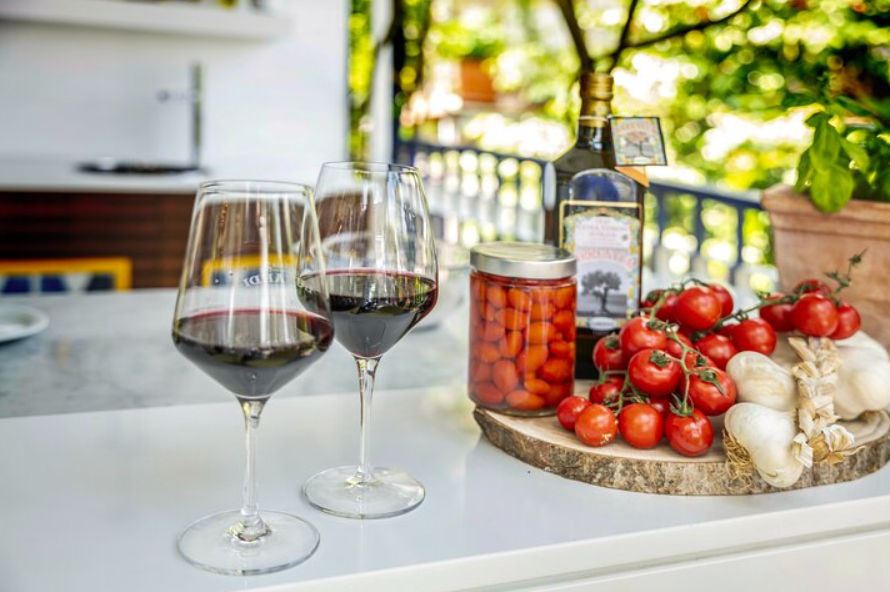 Sorrento Coast Wine Tasting with Five Wines & Local Delicacies