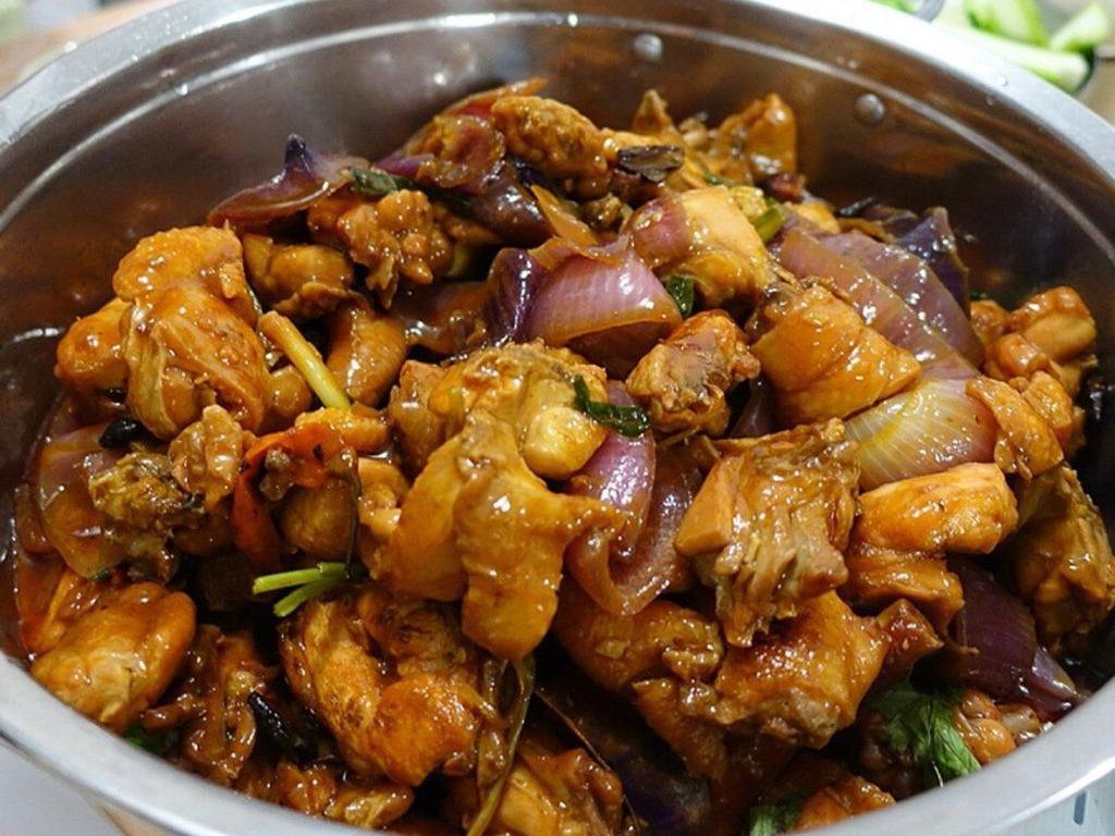 https://image.cookly.me/images/spicy-chicken-clay-pot-and-seasonal-seafood-hot-pot-with-market-tour_xerqMsU.jpeg