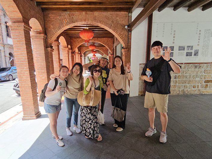 Taipei Market Secrets & The Authentic Braised Pork Rice Experience