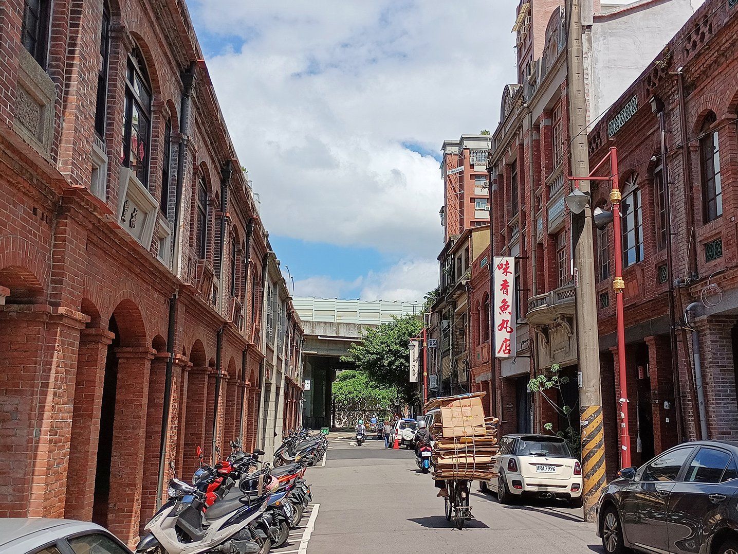 Taipei Market Secrets & The Authentic Braised Pork Rice Experience