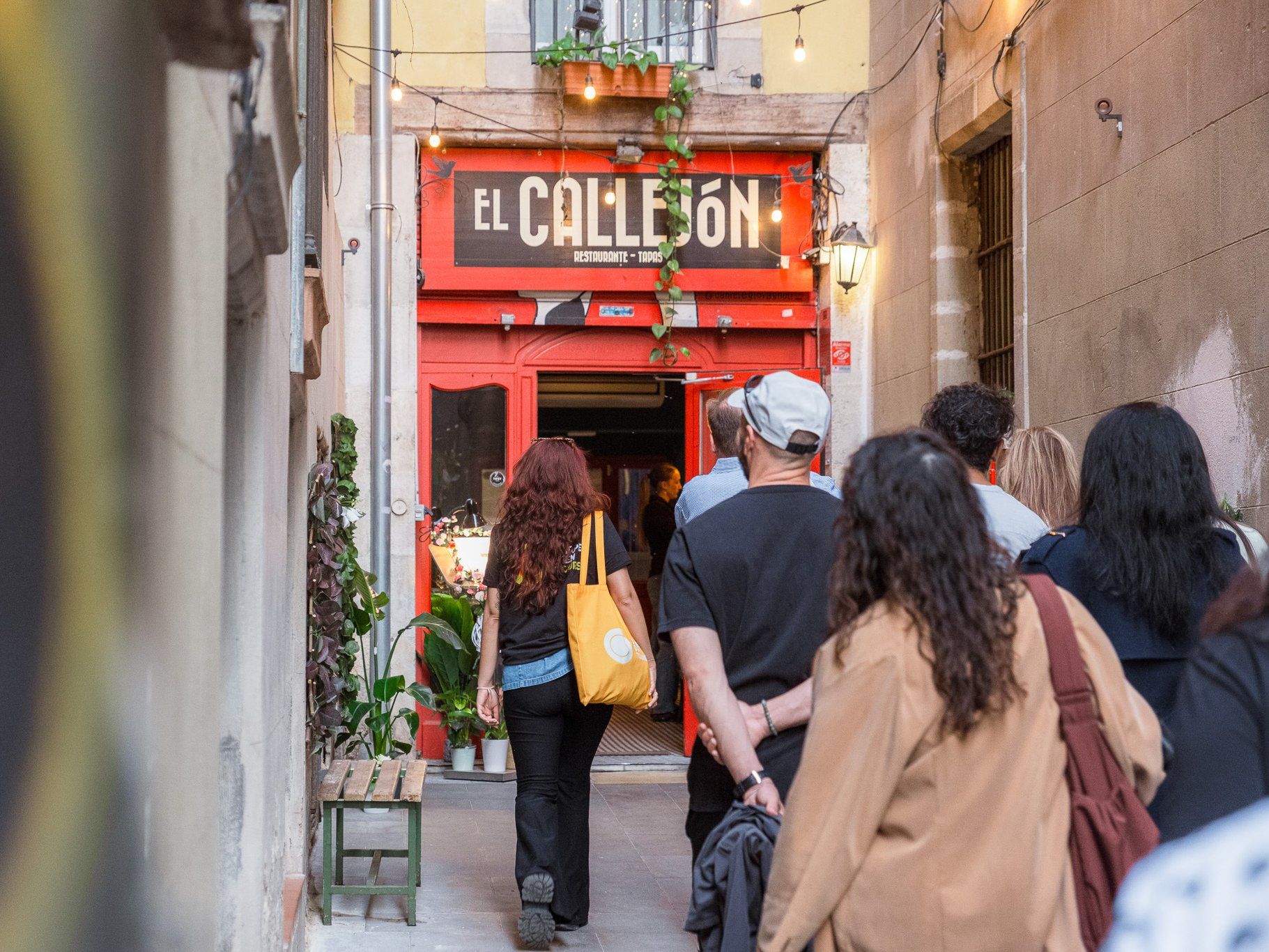 Tapas-Kulinarischer Stadtrundgang mit Getränken in Barcelona
