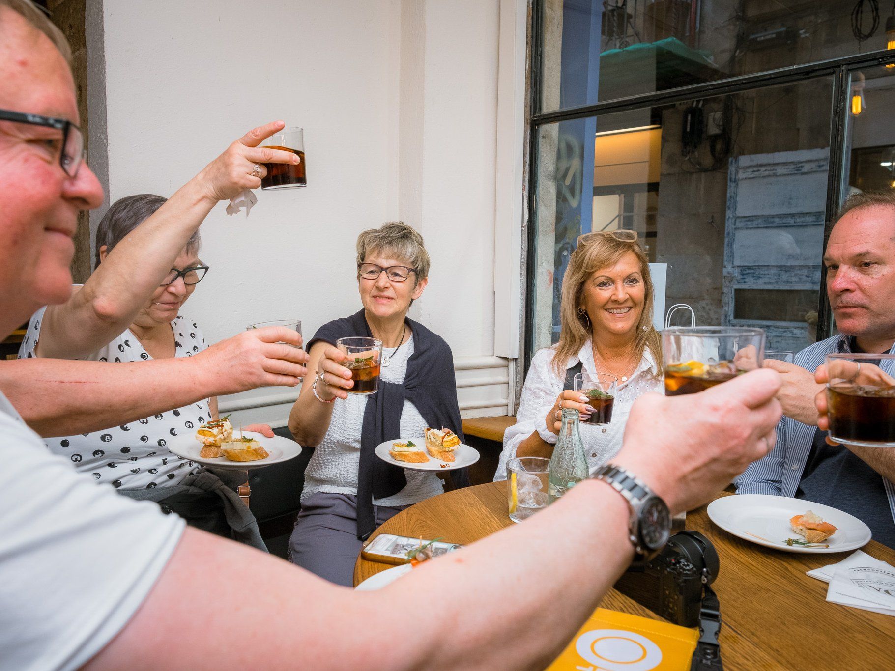 Tapas-Kulinarischer Stadtrundgang mit Getränken in Barcelona