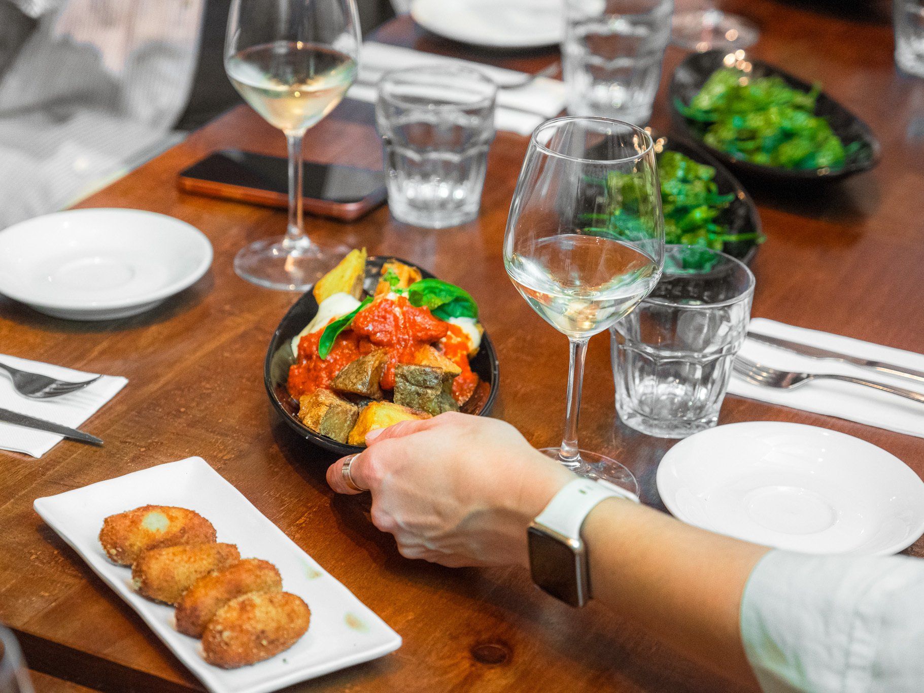 Tapas-Kulinarischer Stadtrundgang mit Getränken in Barcelona