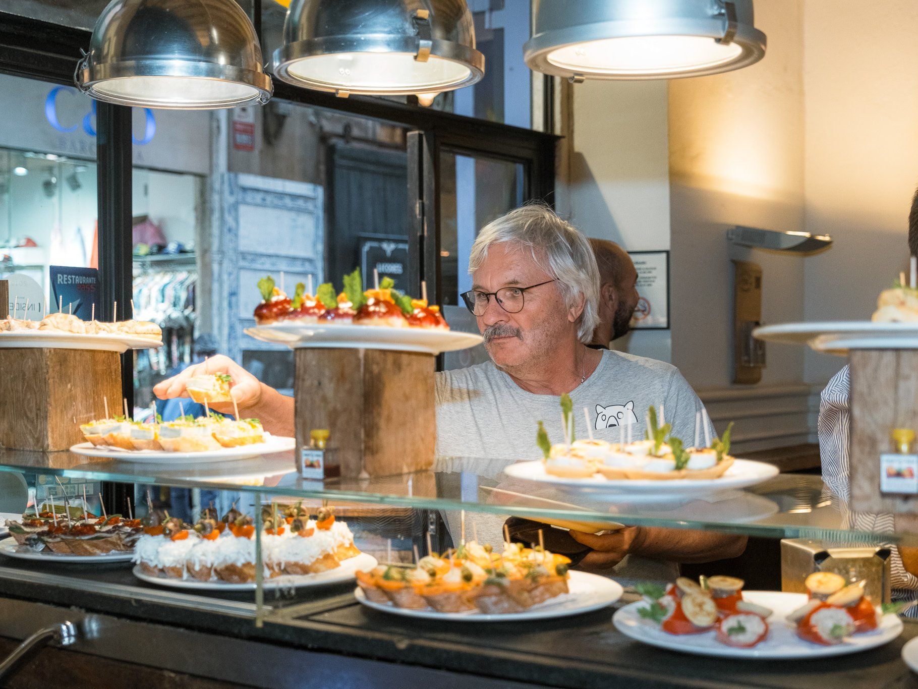Tapas-Kulinarischer Stadtrundgang mit Getränken in Barcelona