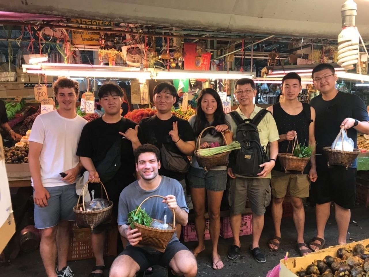 Cours de cuisine thaïlandaise avec visite du plus grand marché de produits frais et balade en tuk-tuk
