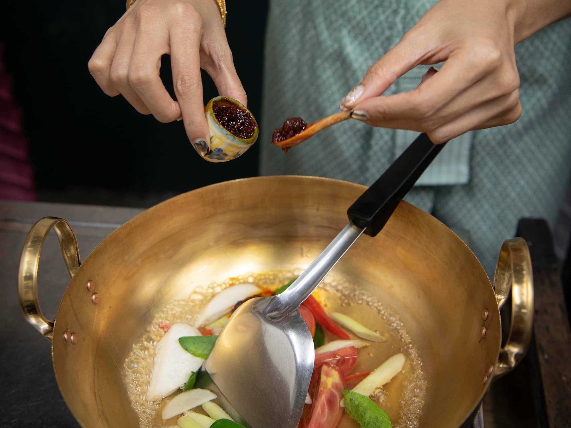 Cours de cuisine thaïlandaise avec visite du plus grand marché de produits frais et balade en tuk-tuk