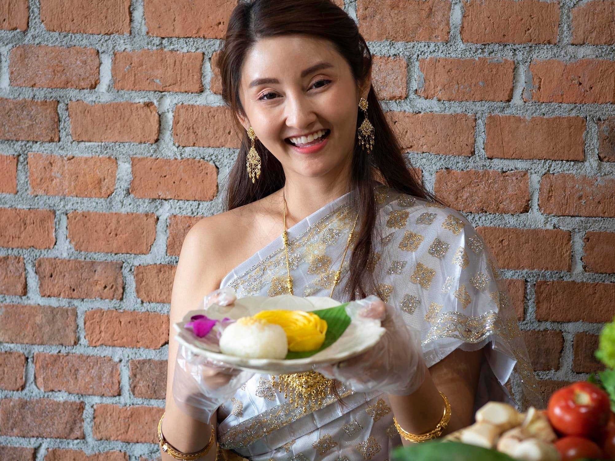 Cours de cuisine thaïlandaise avec visite du plus grand marché de produits frais et balade en tuk-tuk